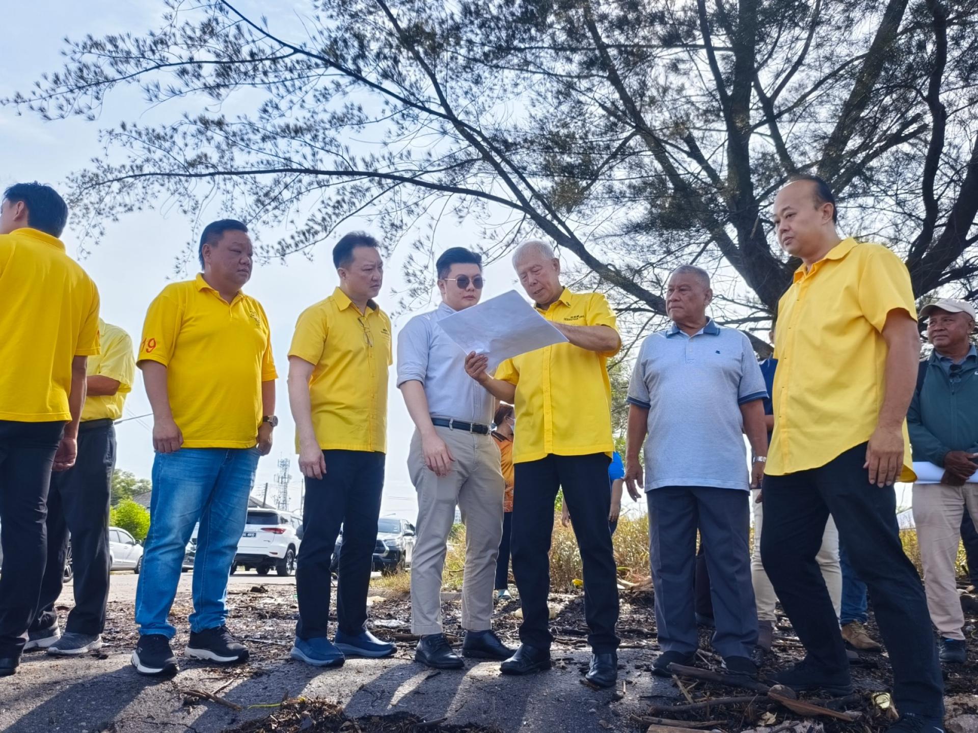 砂旅游部副部长拿督陈超耀(右3)美里水利灌溉局已拨款20万令吉，展开紧急临时海岸防护工程，以遏止海浪继续冲刷陆地。（档案照片）