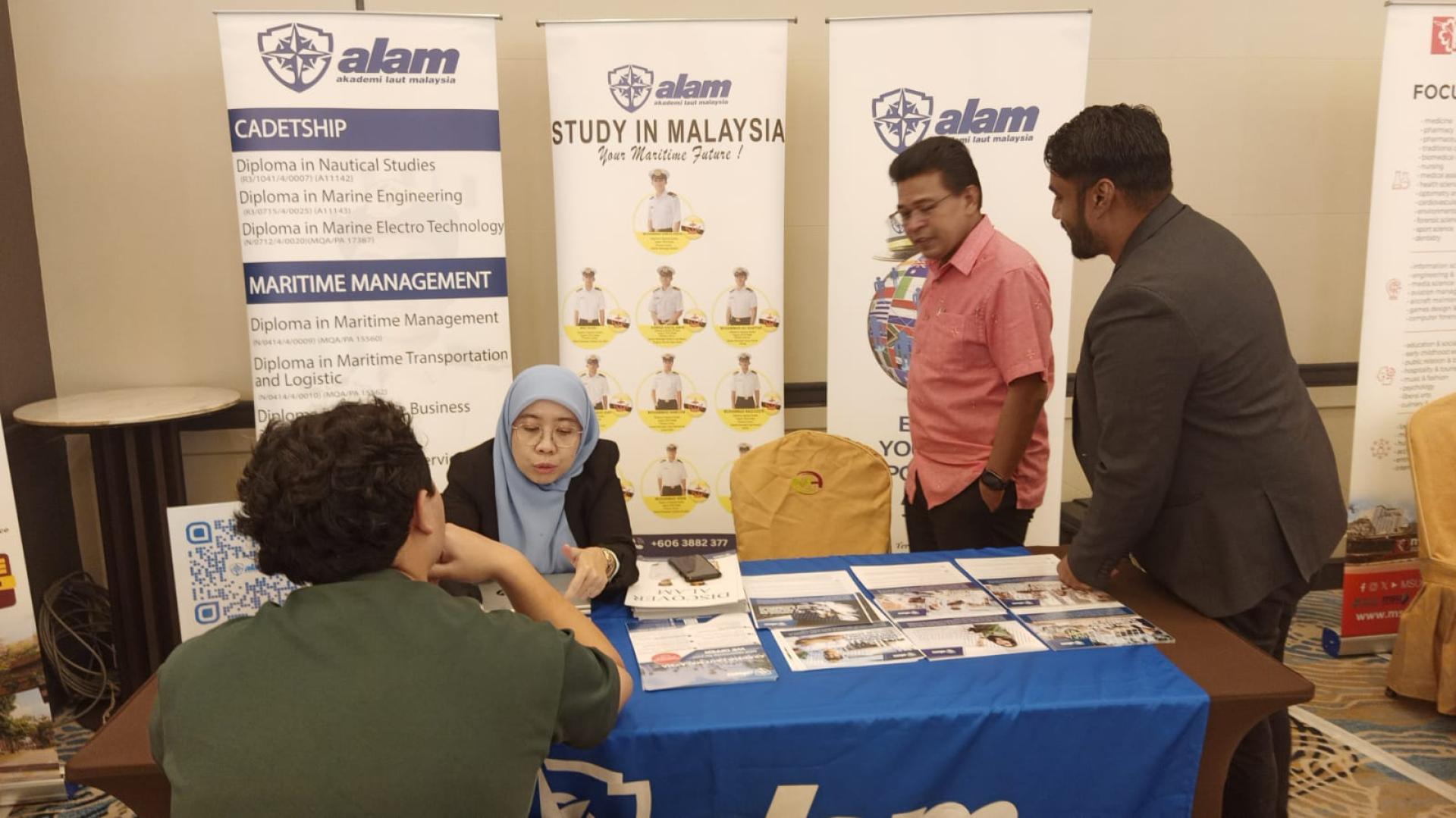 马来西亚驻汶莱最高专员拿督艾尼阿丹到场巡视教育展会场