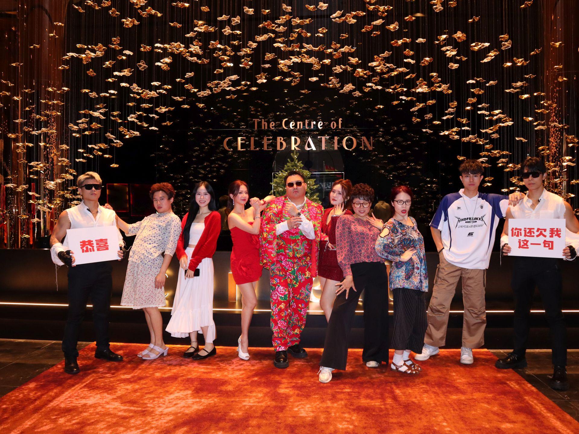 车志立今年推出全新单曲《恭喜》，更找来多位好友齐助阵，左起Kvin、Henn、Cymbeline、WeiPin、车子、Christal、Elaine、Kaka、Kingston和Anson。