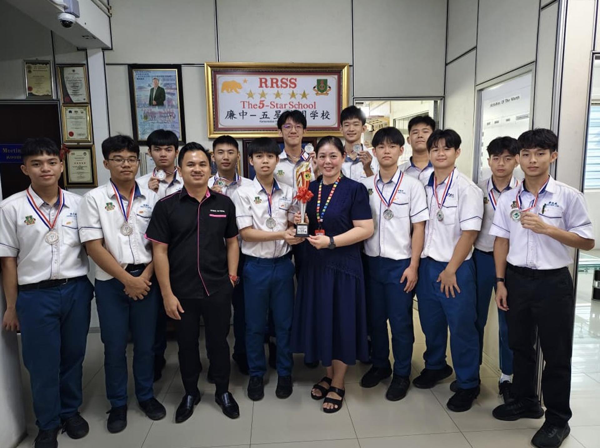 男子队将“2025年达扬企业控股杯U16男女篮球锦标赛”亚军奖杯移交予校长江佩娟。