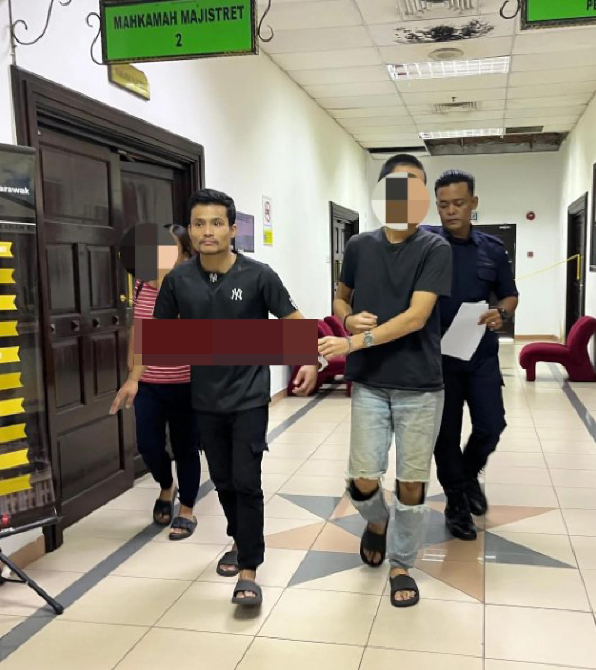 警员将被告（左）与其他被告一同押出第二推事庭。