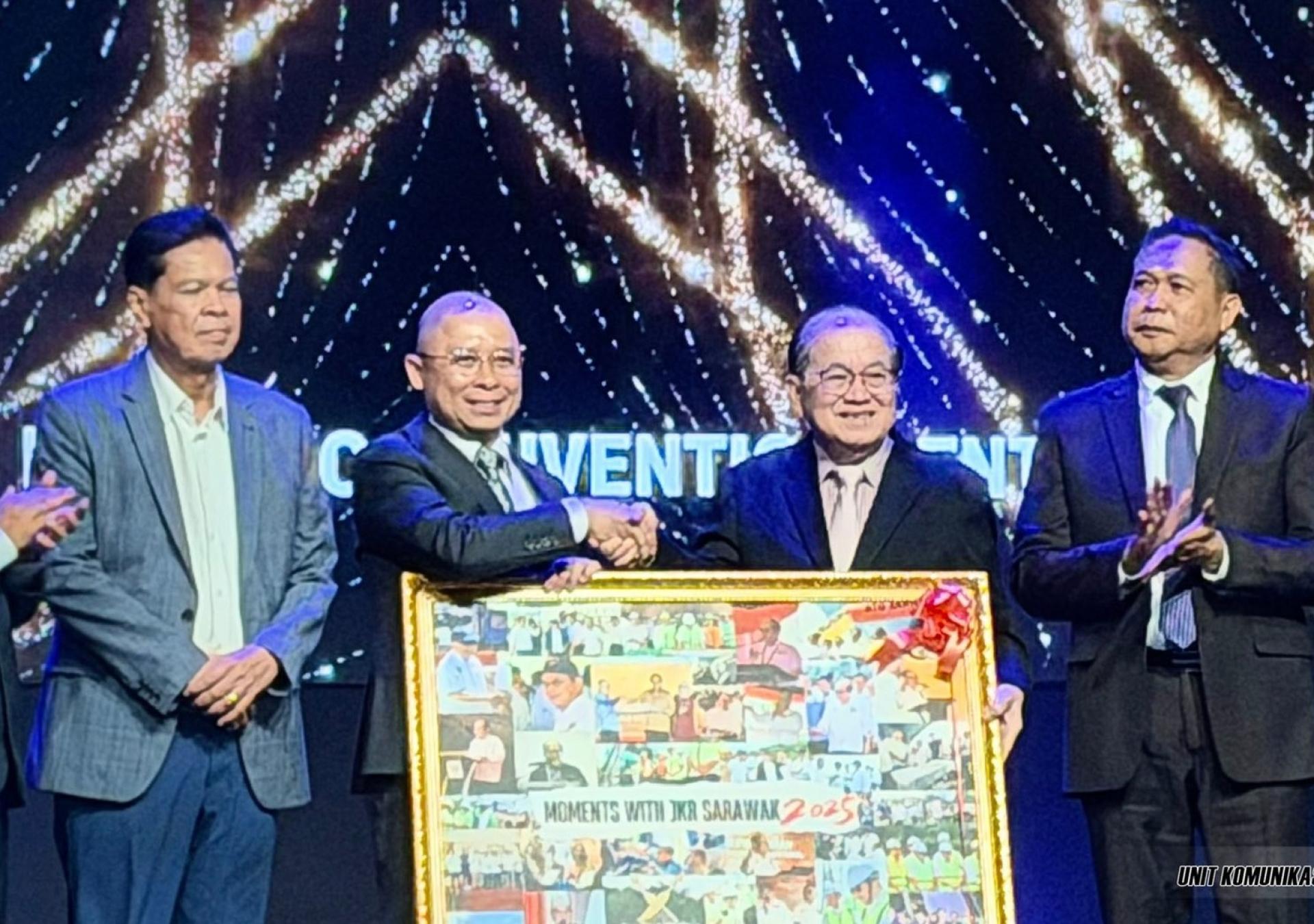 拿督卡西迪莫里斯（左2）赠送纪念品给砂副总理拿督阿玛道格拉斯。