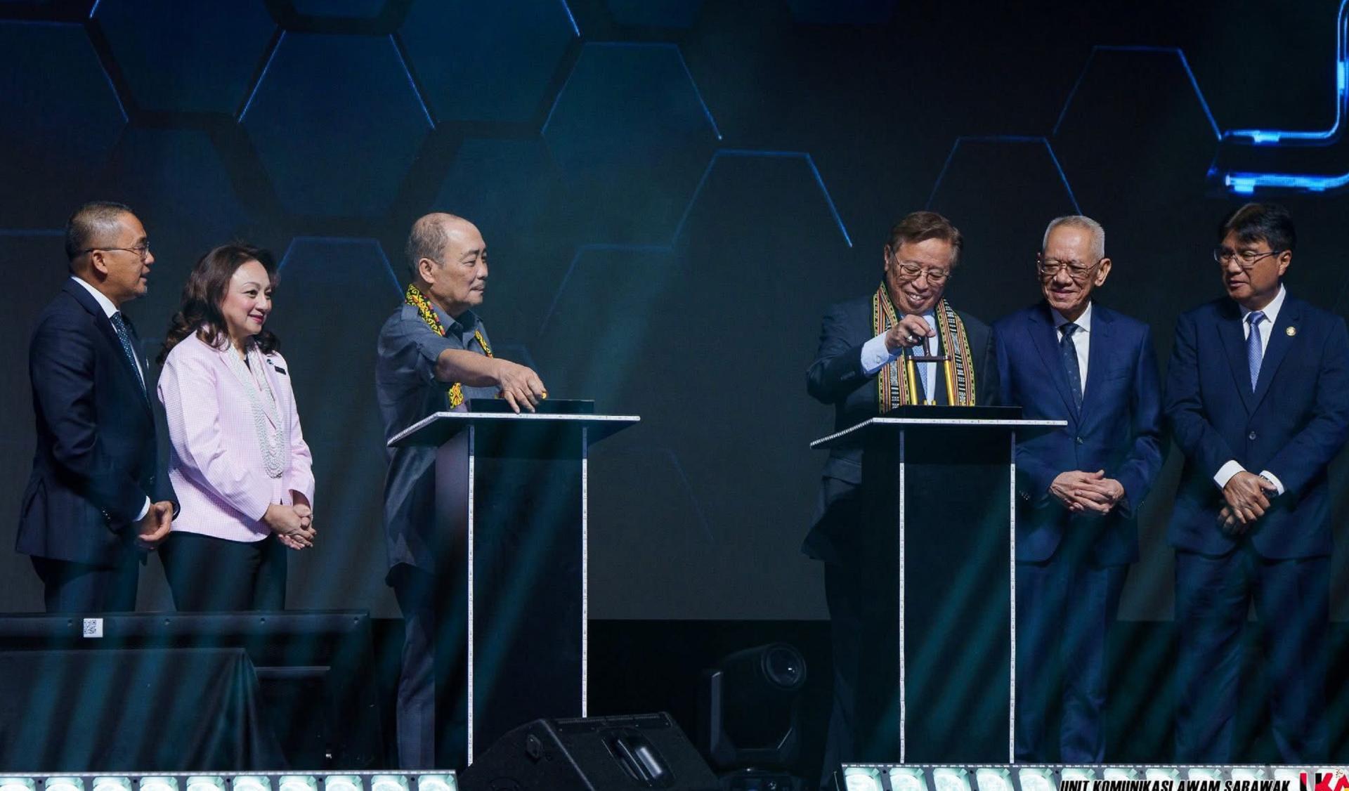 砂总理阿邦佐哈里（右3）与沙巴首长哈兹兹（左3）共同启动砂沙电网互联项目。