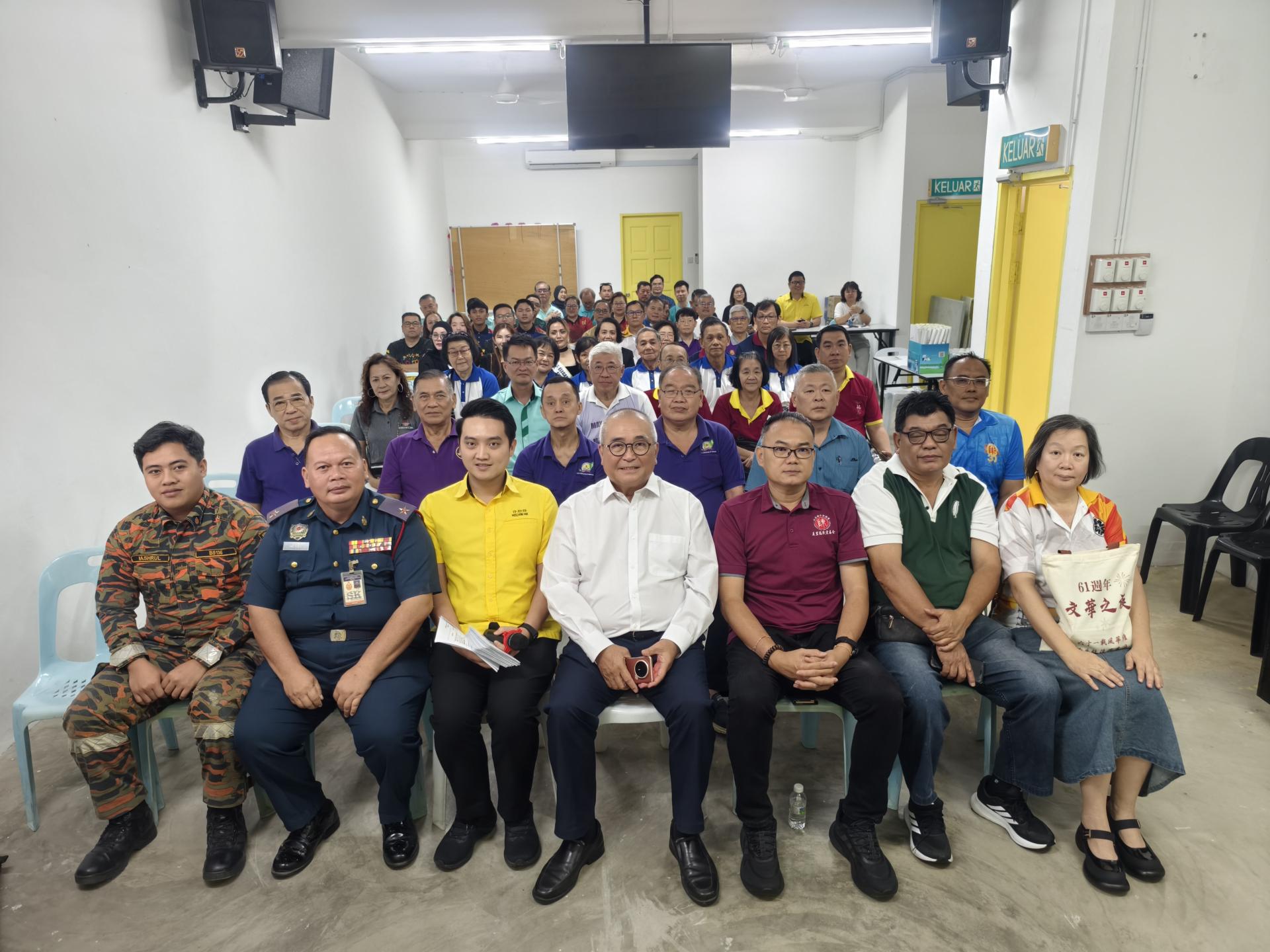 埔奕选区服务中心支票拨款受惠的各单位代表与埔奕区议员俞小珊（中）合照。