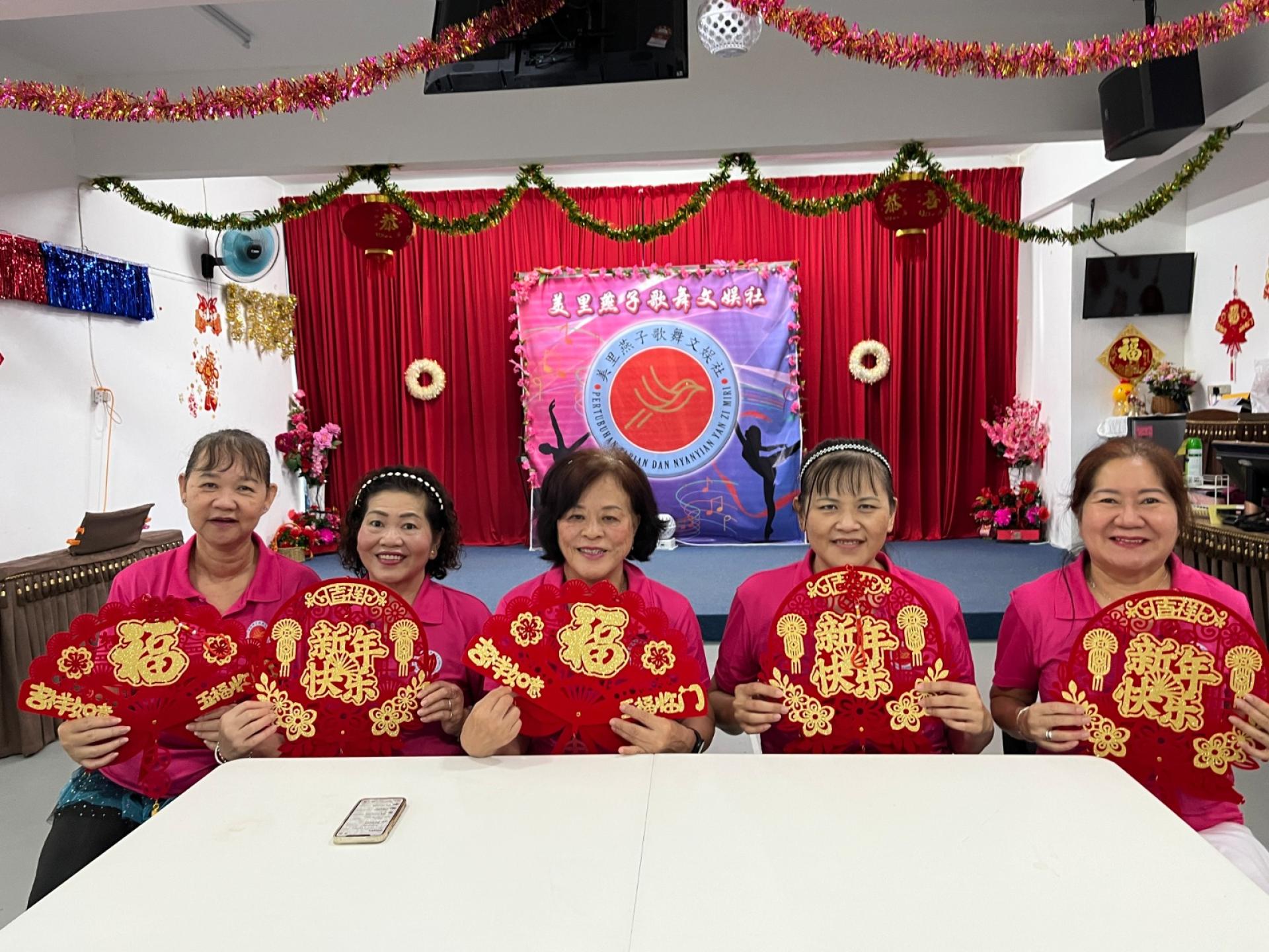 美里燕子歌舞文娱社社长郑小燕（左3）、副社长张丽燕（右2）等在新闻发布会上合影。