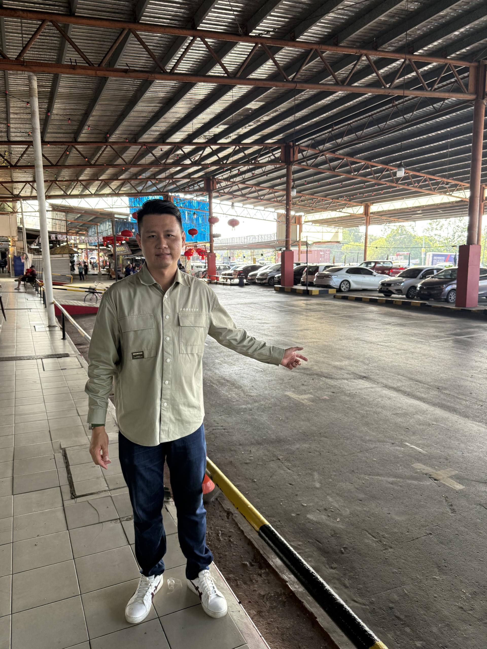 林思健欢迎有需要的榴莲农民即日起到美里国会议员办公室免费登记，获得档口安心售卖季节性水果。