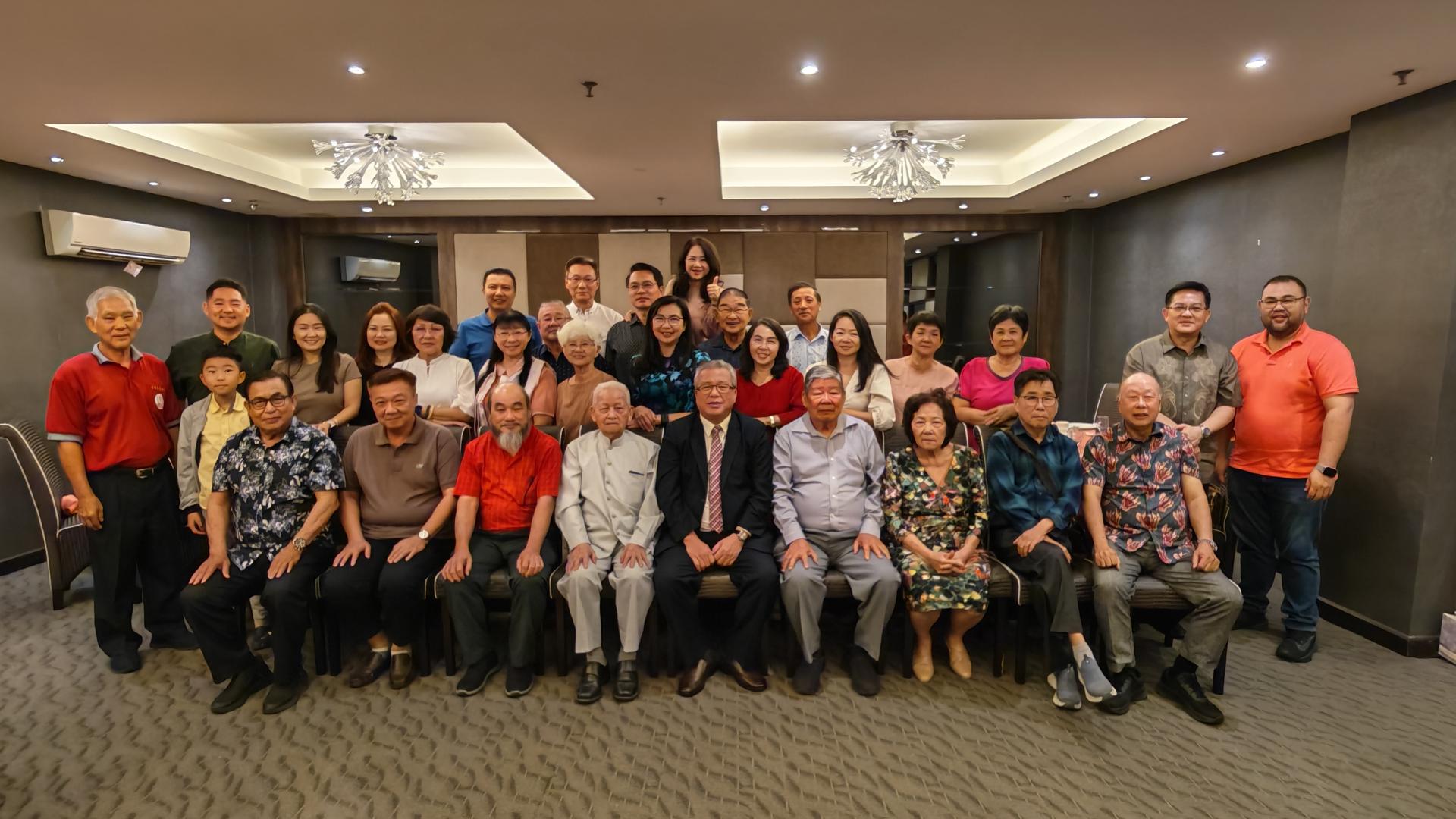 世界柯蔡宗亲总会总会长拿督威拉蔡德兴（前排坐者左5）贤伉俪，以及随行友人一行于昨日莅临美里访问，并获得美里蔡氏公会理事一行人的热情迎接款待。前排坐者左1起为本固鲁蔡刚明、蔡明敏、蔡明耕、蔡高船、蔡增城贤伉俪、蔡秀雄以及署理主席蔡明健。