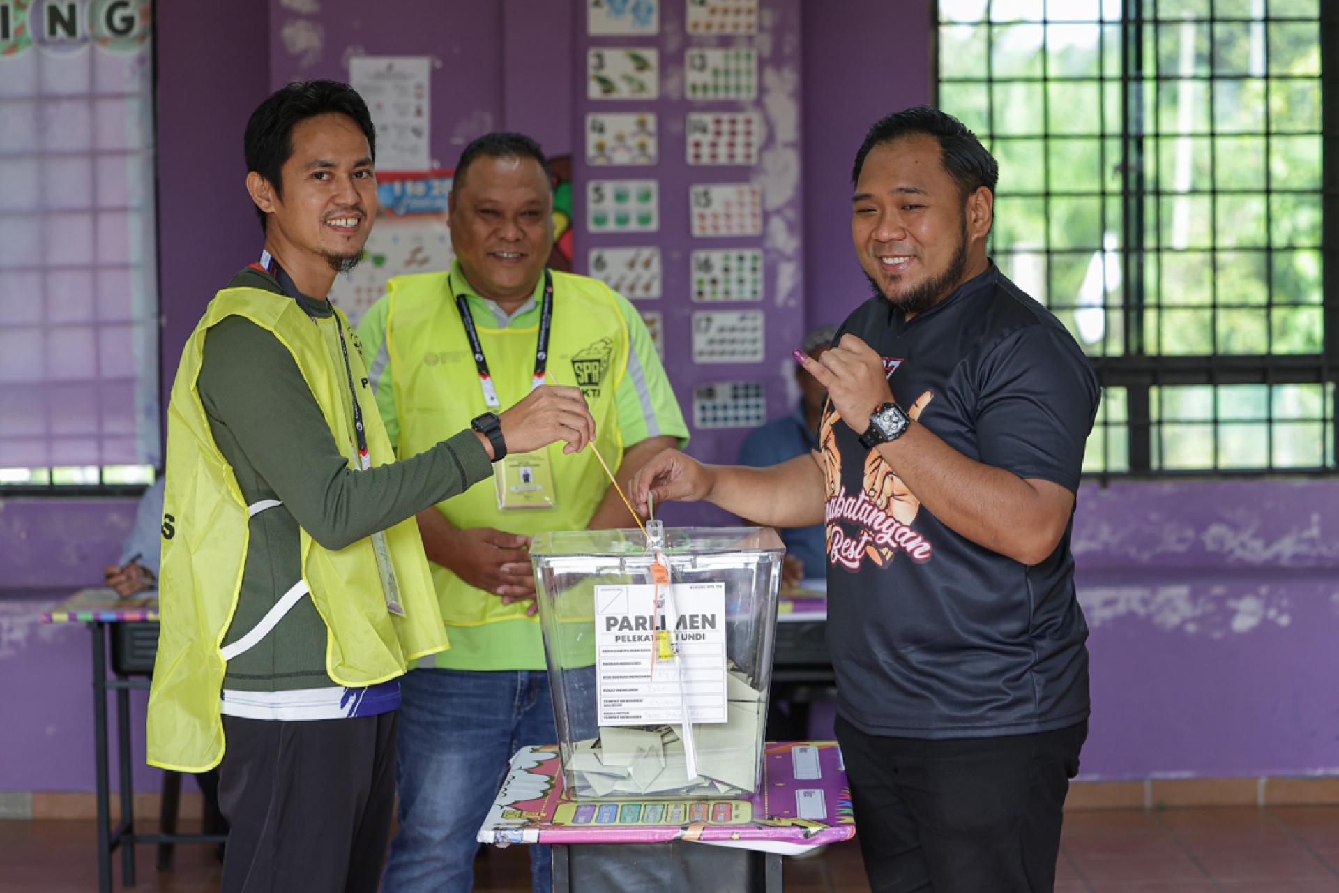 国阵候选人纳因莫达于上午8时58分在比利国小投票中心完成投票。