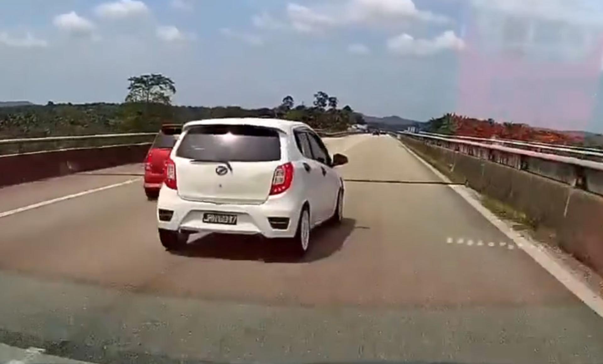 Axia 突然转换车道。