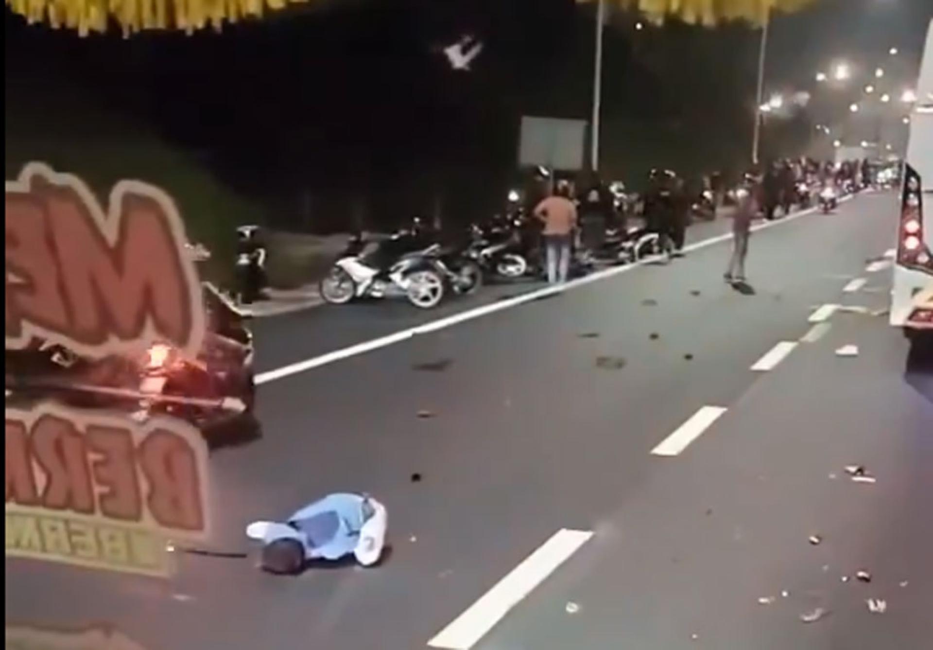 一群飙车党停留在大道旁。