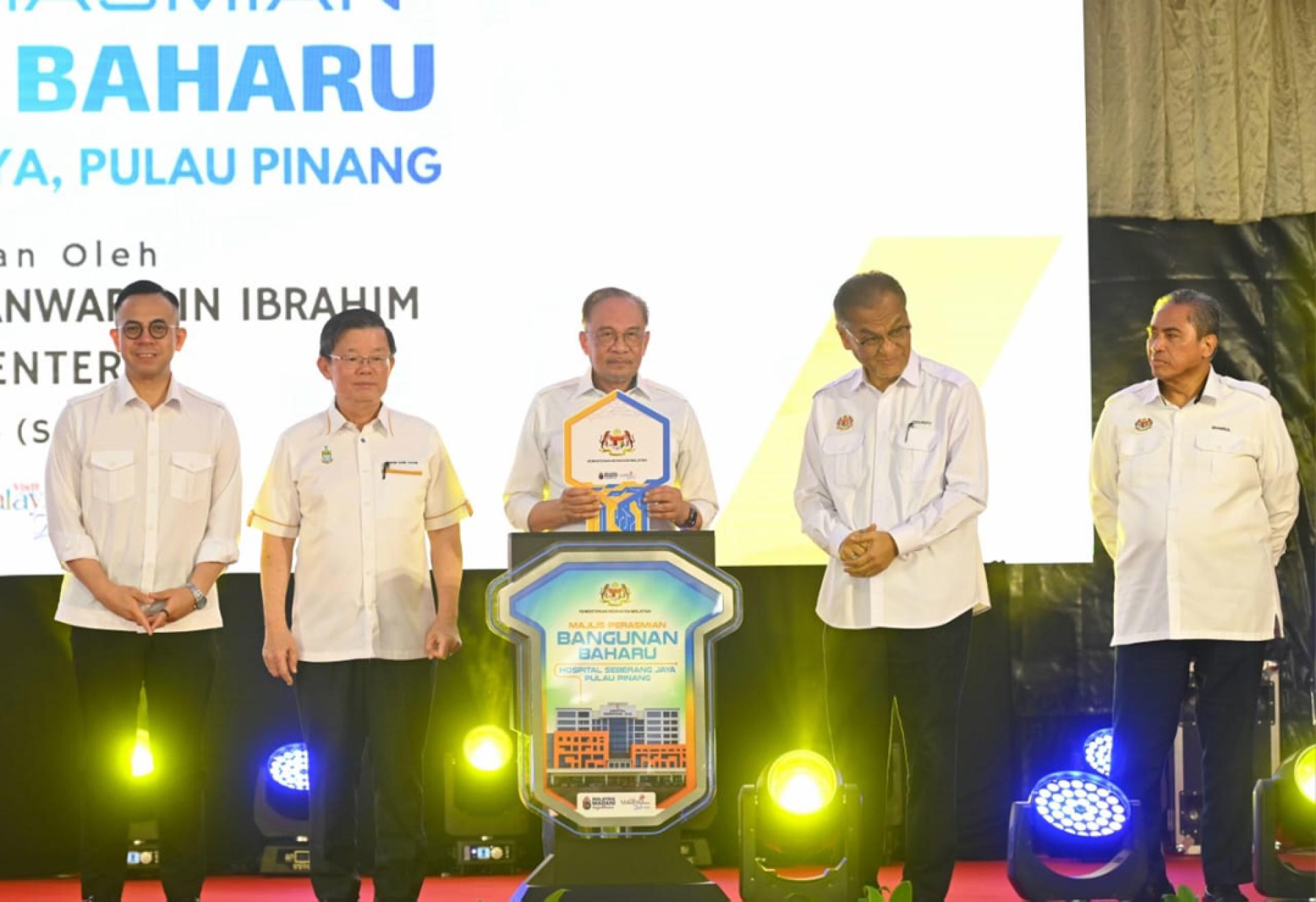 安华（中）为诗布朗再也医院新大楼主持开幕仪式。