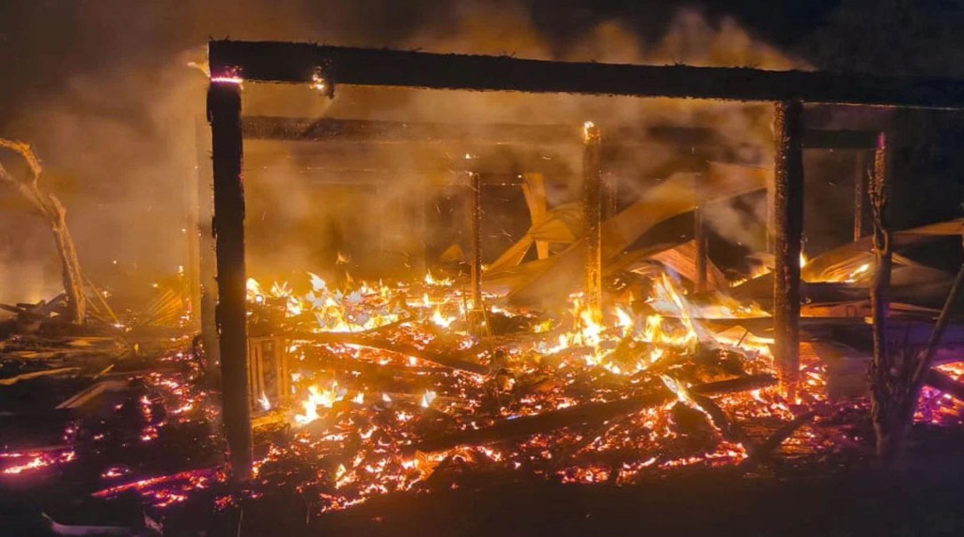 古达甘榜老山一间民宅夜间突发大火，一对年迈夫妻相信因来不及逃生，双双被烧死在卧室内！