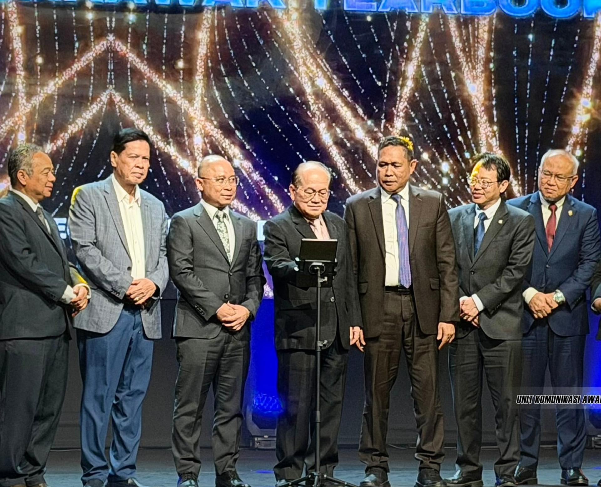 拿督阿玛道格拉斯（中）为砂工程局晚宴主持仪式。