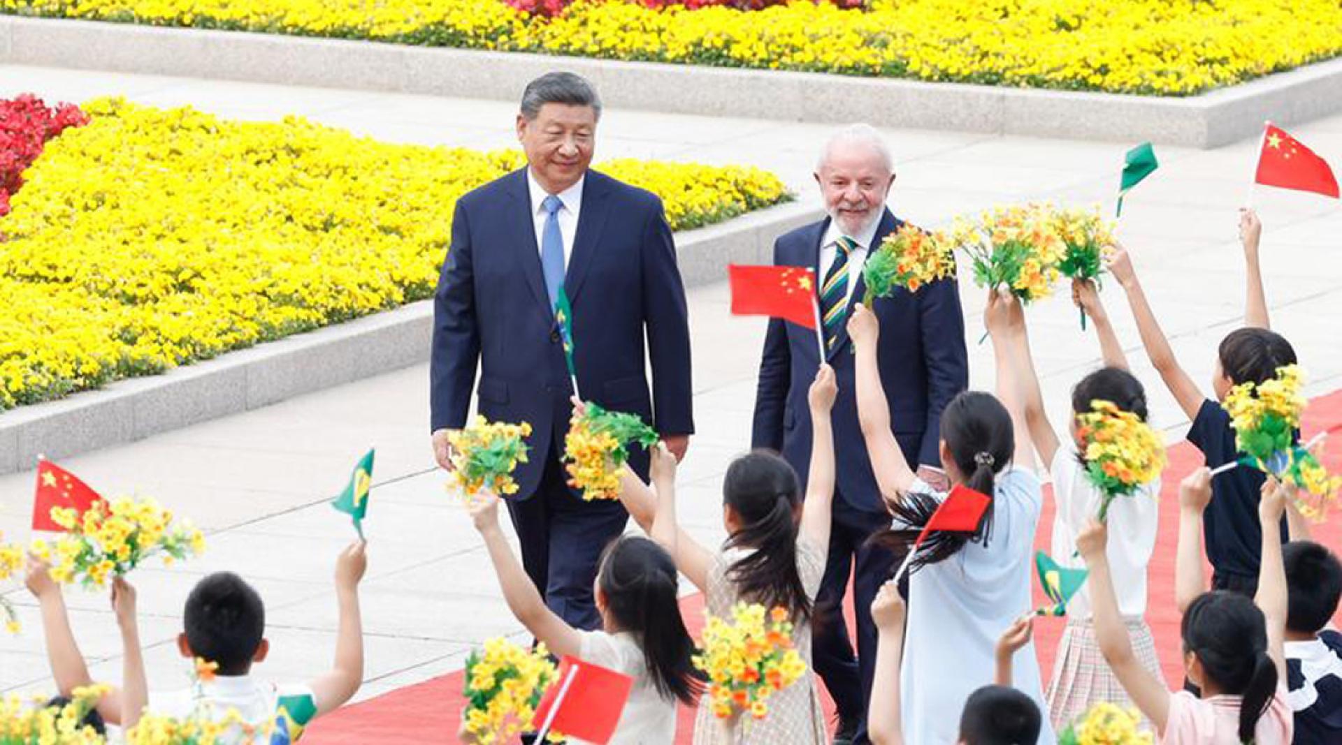 中国国家主席习近平（左）于2025年5月13日在人民大会堂东门外广场为巴西总统卢拉（右）举行欢迎仪式。（新华社档案照）