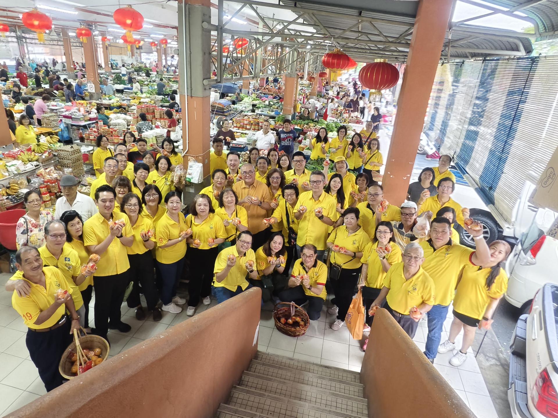 砂拉越人民联合党美里实务地国会选区联委会配合农历新年即将来临，美里3个支部服务团队今早走访珠巴10号小贩中心派送年柑活动合影。