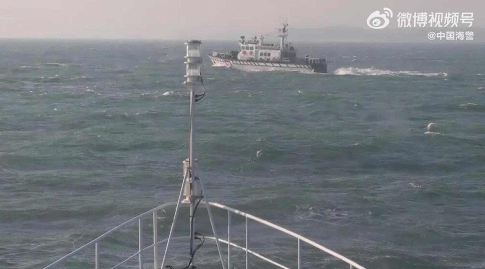 中国大陆海警24日在脸书发布视频，显示大陆海警人员对“危险接近”的台方船只发出警告。（视频截图）