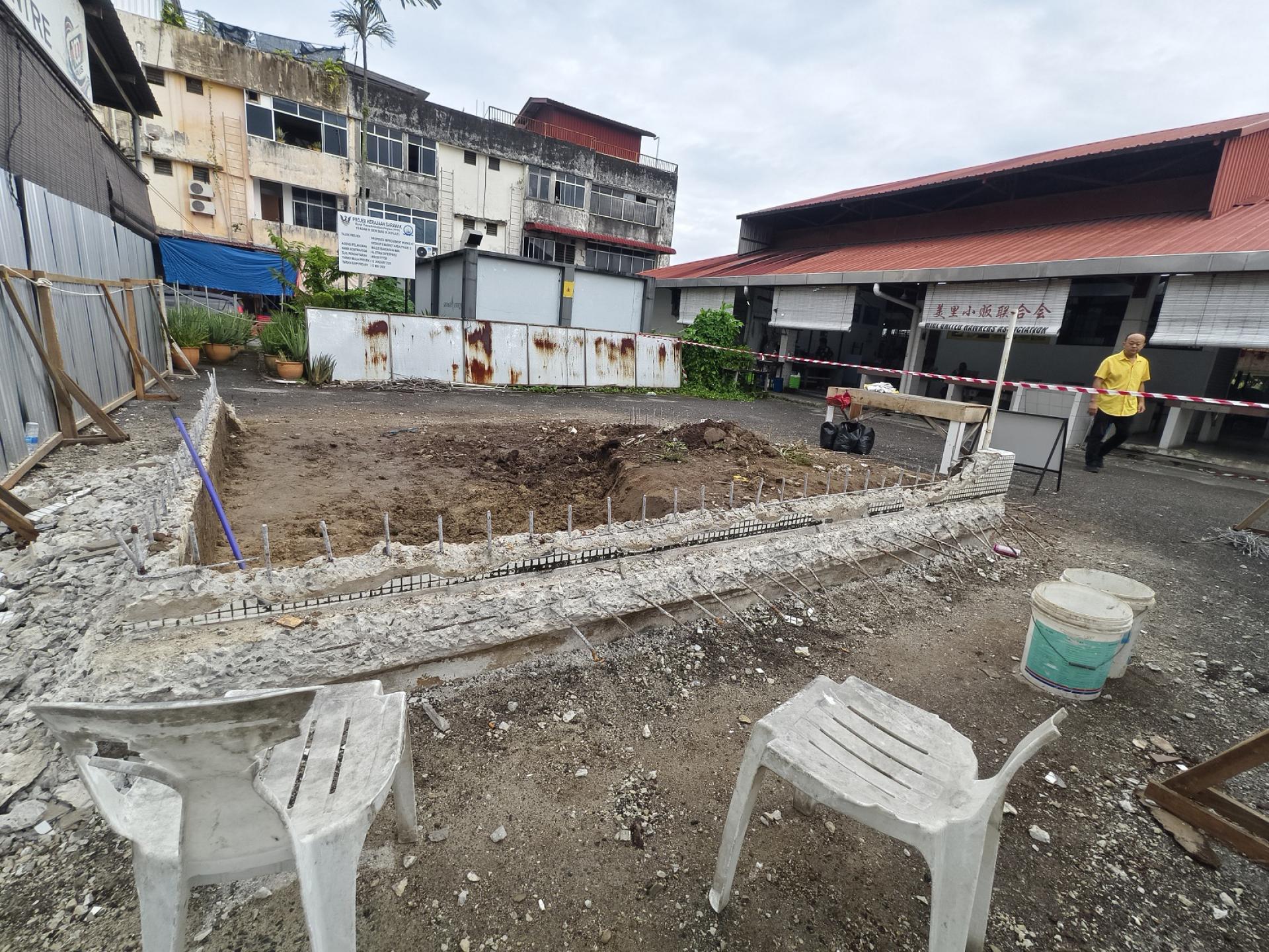 珠巴5号路小贩中心提升工程正式动工，工程范围包括新厕所、新舞台及观众席建设，以提升市集设施及社区活动空间。