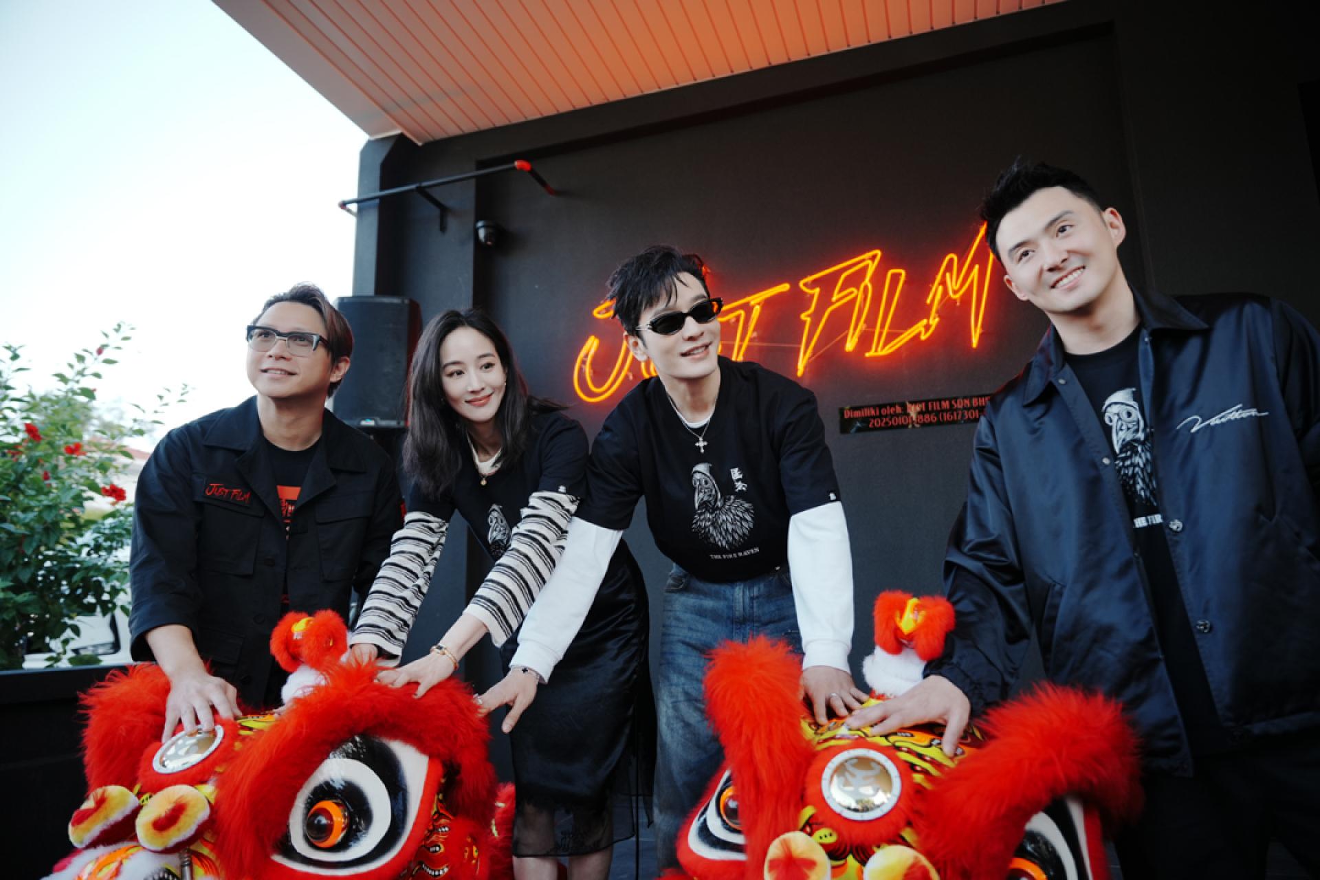 柯汶利（左起）与张钧甯、黄晓明及沈浩摸狮头寓意好兆头，祈愿《匿杀》票房大卖。