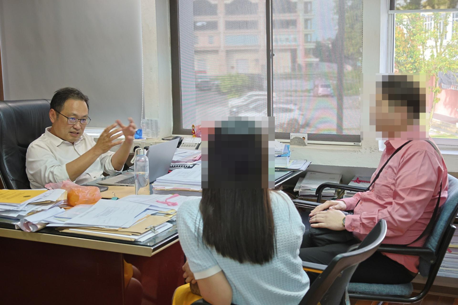 李女士（中）寻求张健仁的协助。