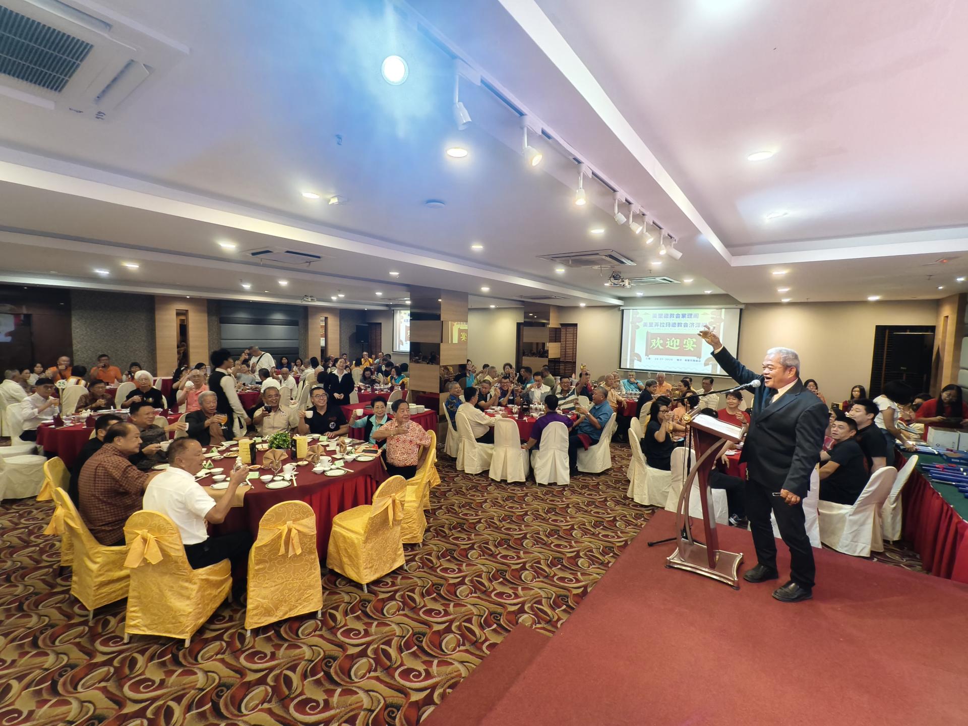 济泽阁创阁1周年庆欢迎晚宴上，筹备会主席兼副阁长叶焕育致词举杯，感谢各德教会同德不辞劳苦赴弄拉玛支持阁庆。