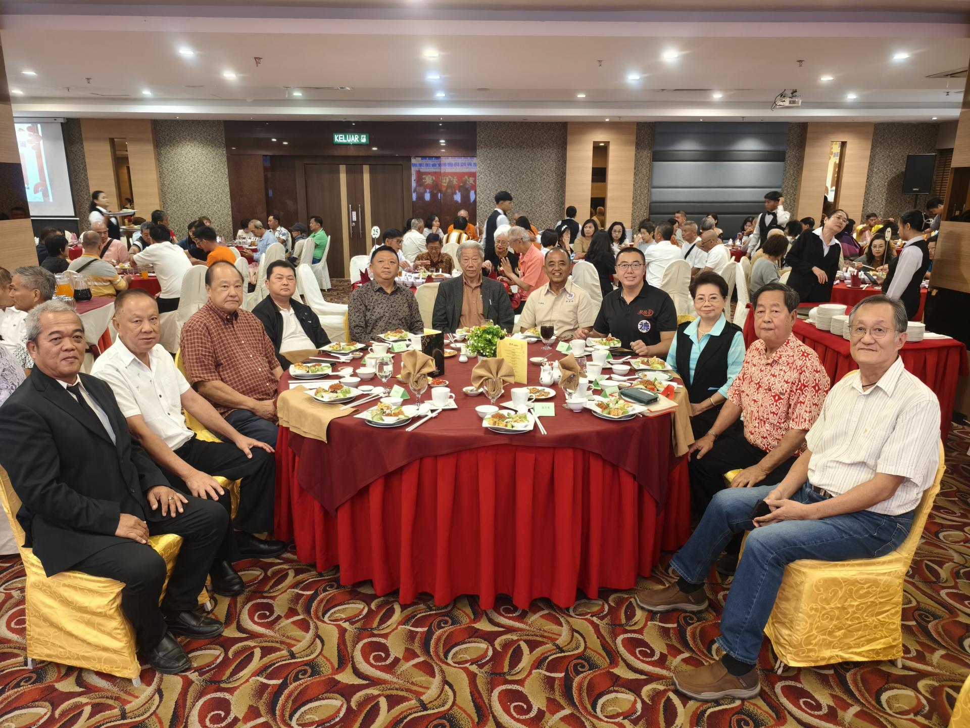 紫理阁创阁43周年暨弄拉玛德教会济泽阁创阁1周年庆欢迎晚宴主桌嘉宾合影留念。左起为砂拉越美里弄拉玛德教会济泽阁创阁1周年庆典筹备会主席兼副阁长叶焕育，济衍阁阁长拿督洪锡昌，济和善社社长戴荣强，汶莱济道阁阁长杨赵明，紫川阁阁长天猛公郭翼升，紫理阁阁长贝清湛，弄拉玛德教会济泽阁阁长本固鲁叶增城，中国毅德堂赵毅堂主，泰国紫真阁李艳虹副理事长，紫善阁阁长拿督郭斯亮，紫理阁创阁43周年庆典筹备会主席陈国和。
