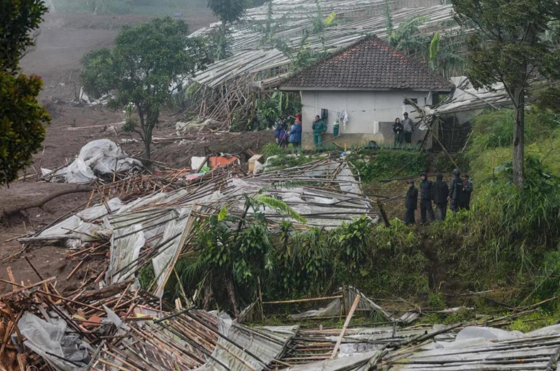 1月24日，印度尼西亚西爪哇省万隆市帕西尔兰古村发生山体滑坡，导致温室坍塌。