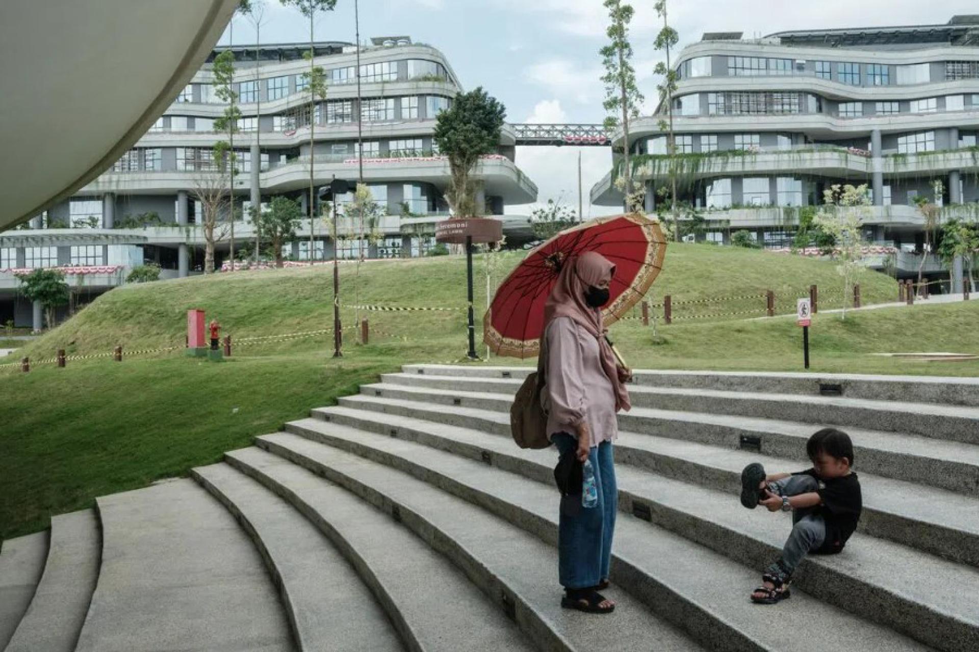 建设中的努山达拉吸引了众多游客和建筑工人，图为2025年8月14日，人们参观努山达拉一些建筑物。