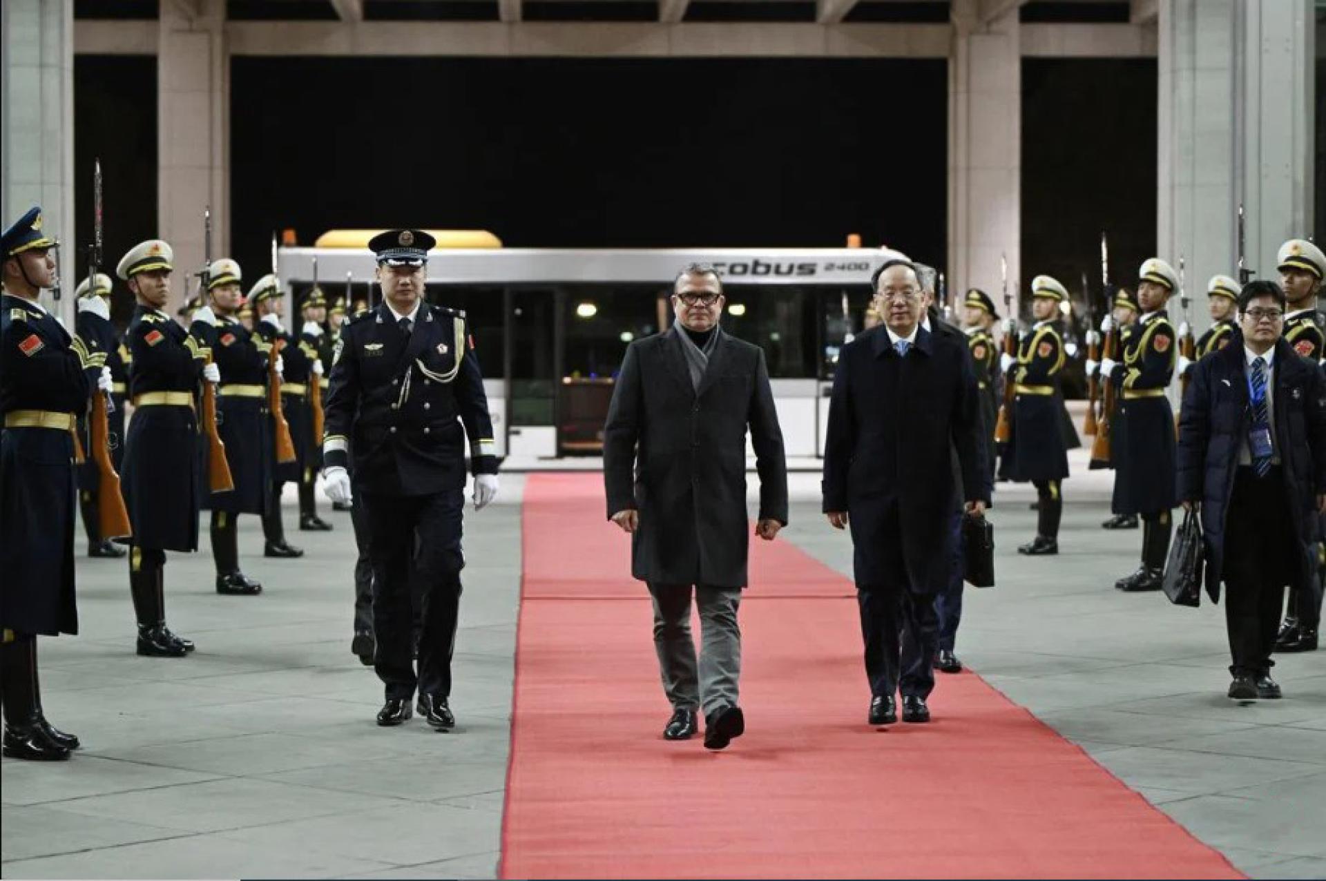 芬兰总理奥尔波（中）星期天（1月25日）凌晨乘机抵达北京首都国际机场，开启为期四天的访华行程。