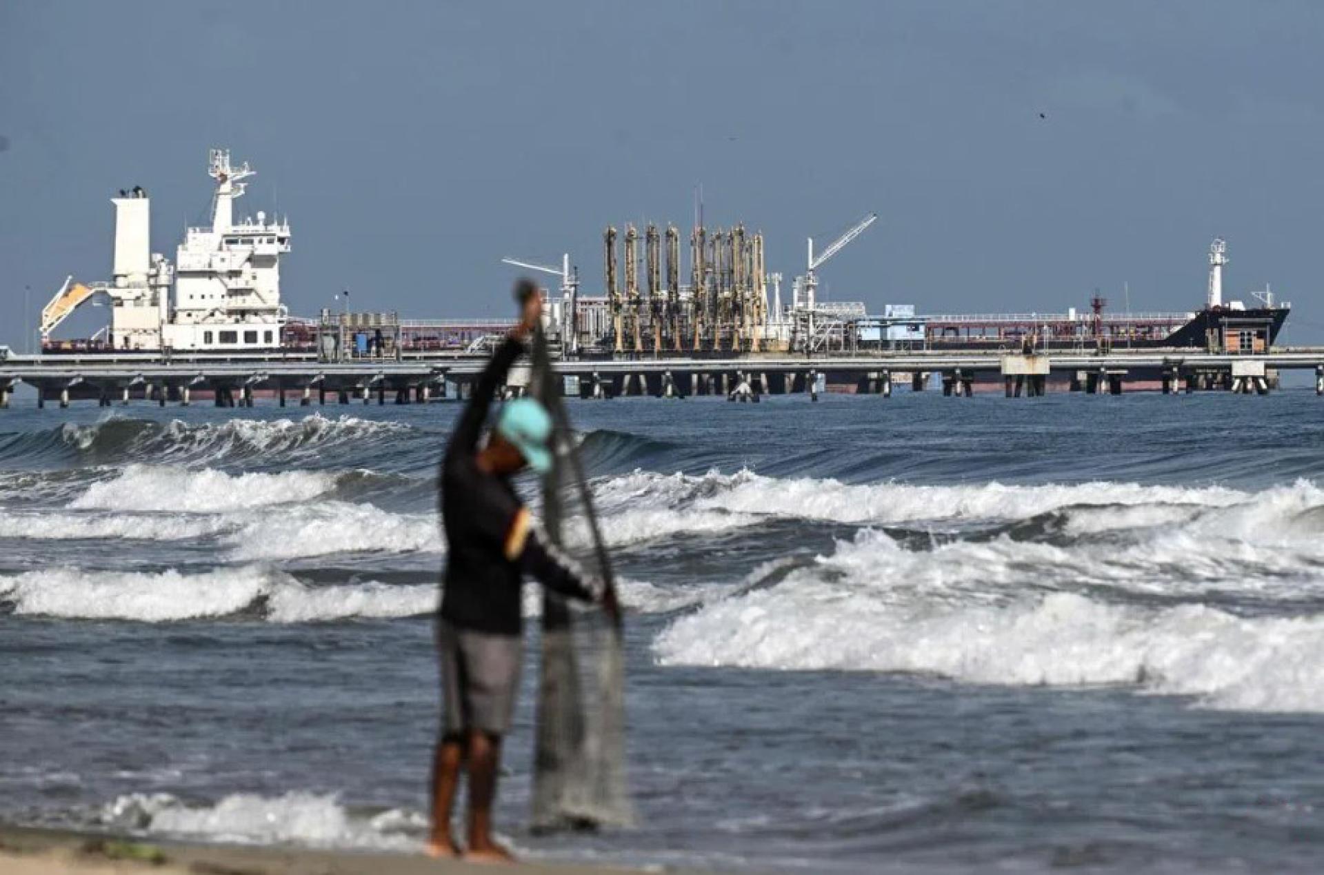 委内瑞拉国家石油公司总裁说，该国计划通过全面开放石油行业，将今年的石油产量提高18%。图为委内瑞拉卡拉沃沃州卡贝略港的埃尔帕利托炼油厂码头。