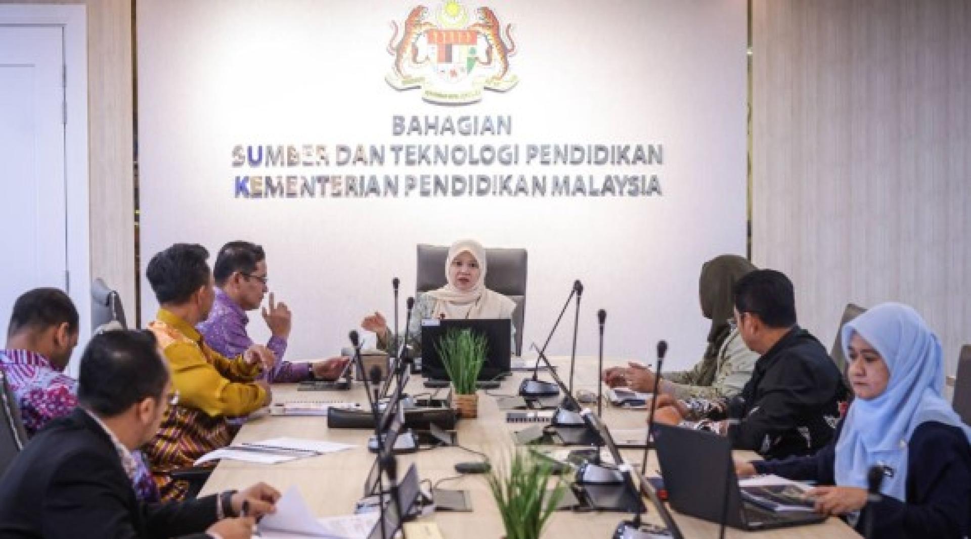 法丽娜（中）表示，本身已经批准雪州爆满学校即刻开始增建新课室。