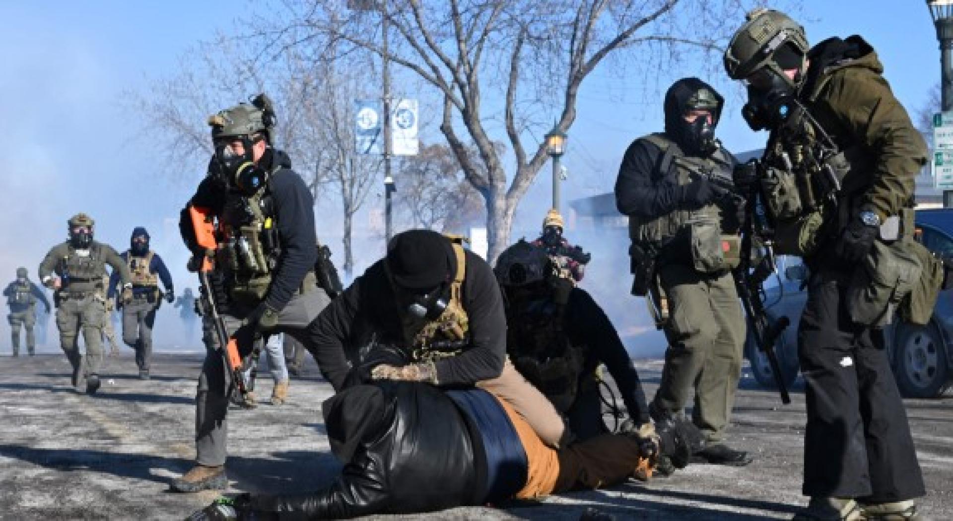 发生枪击事件后，有抗议者在抗议活动中被联邦执法人员制服。