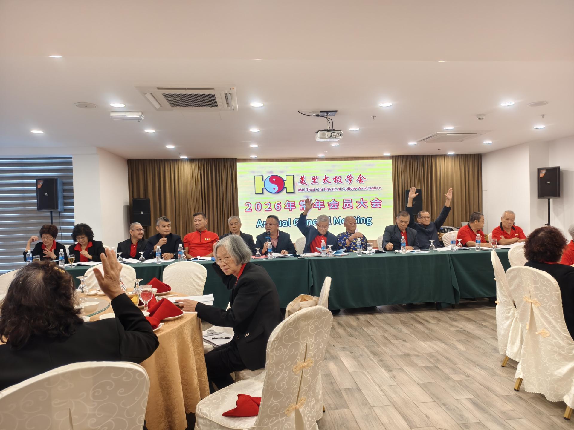 会员大会现场，出席会员举手通过提案。