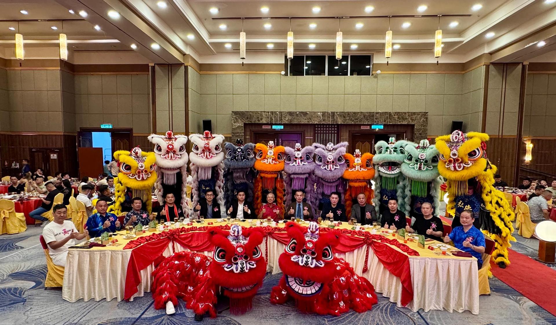 东马砂沙联总会·美里南沙堂友好促进协会新春晚宴主桌嘉宾合影。