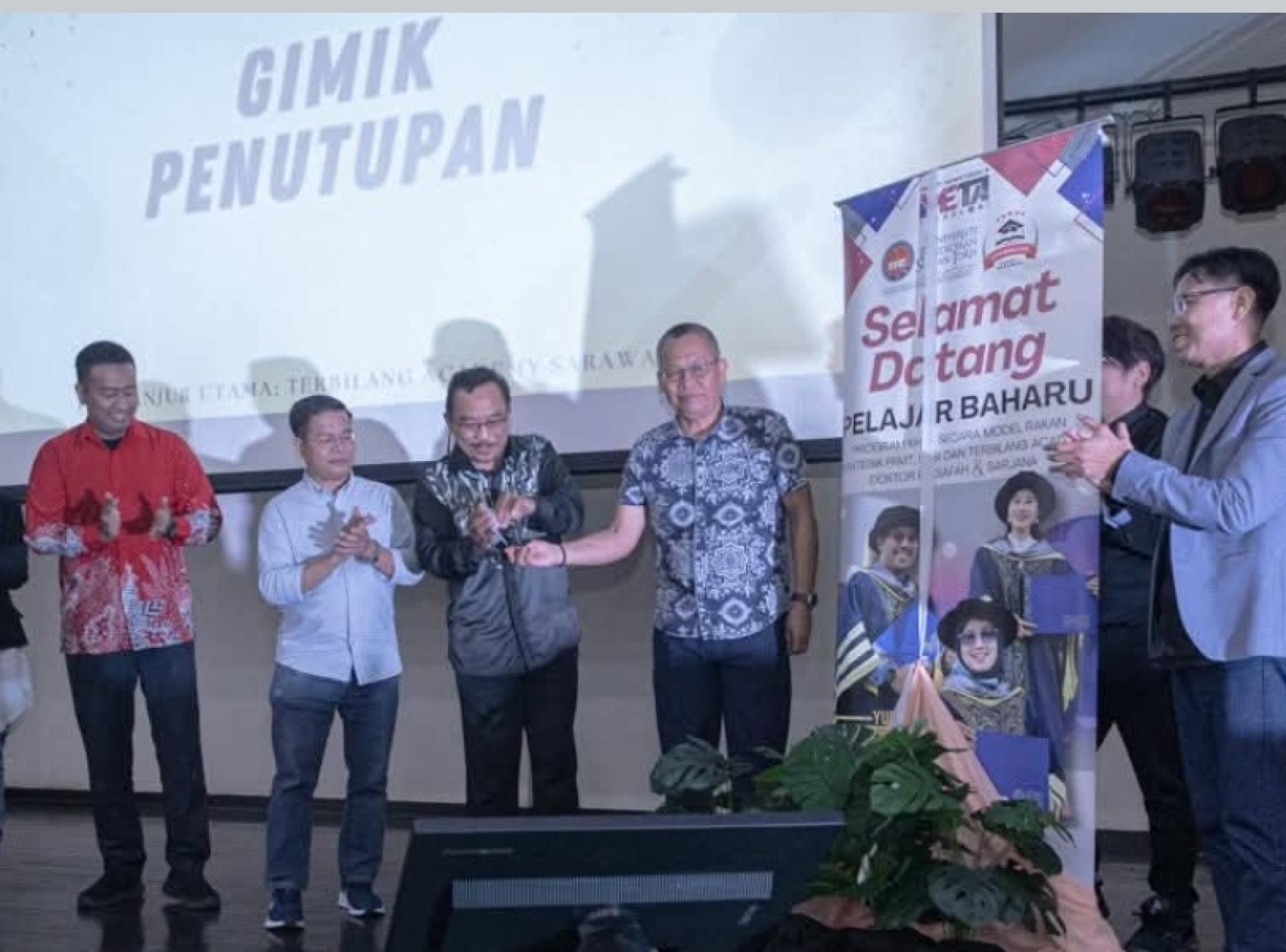 拿督斯里阿都拉赛多（右2）为活动主持仪式。