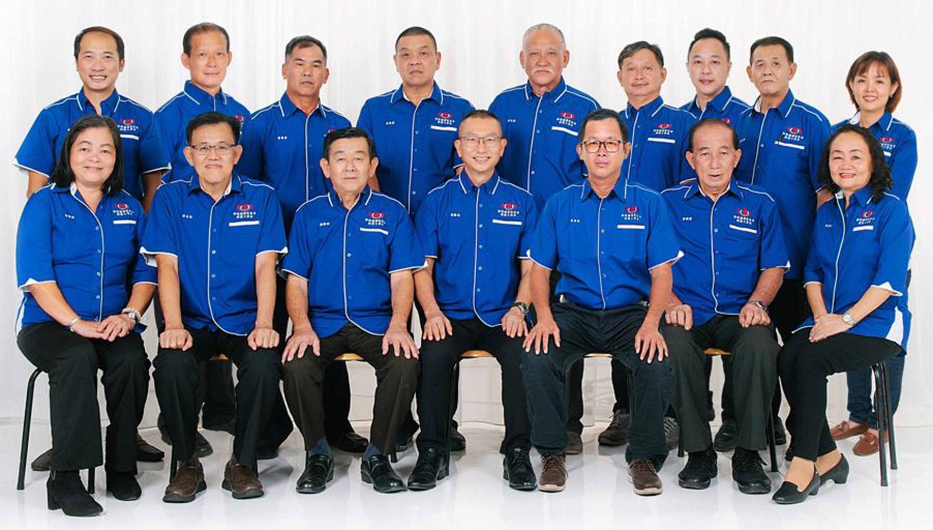 以蔡维达(前排坐者中)领导西连省蔡氏工委会第3届理事会即将届满。