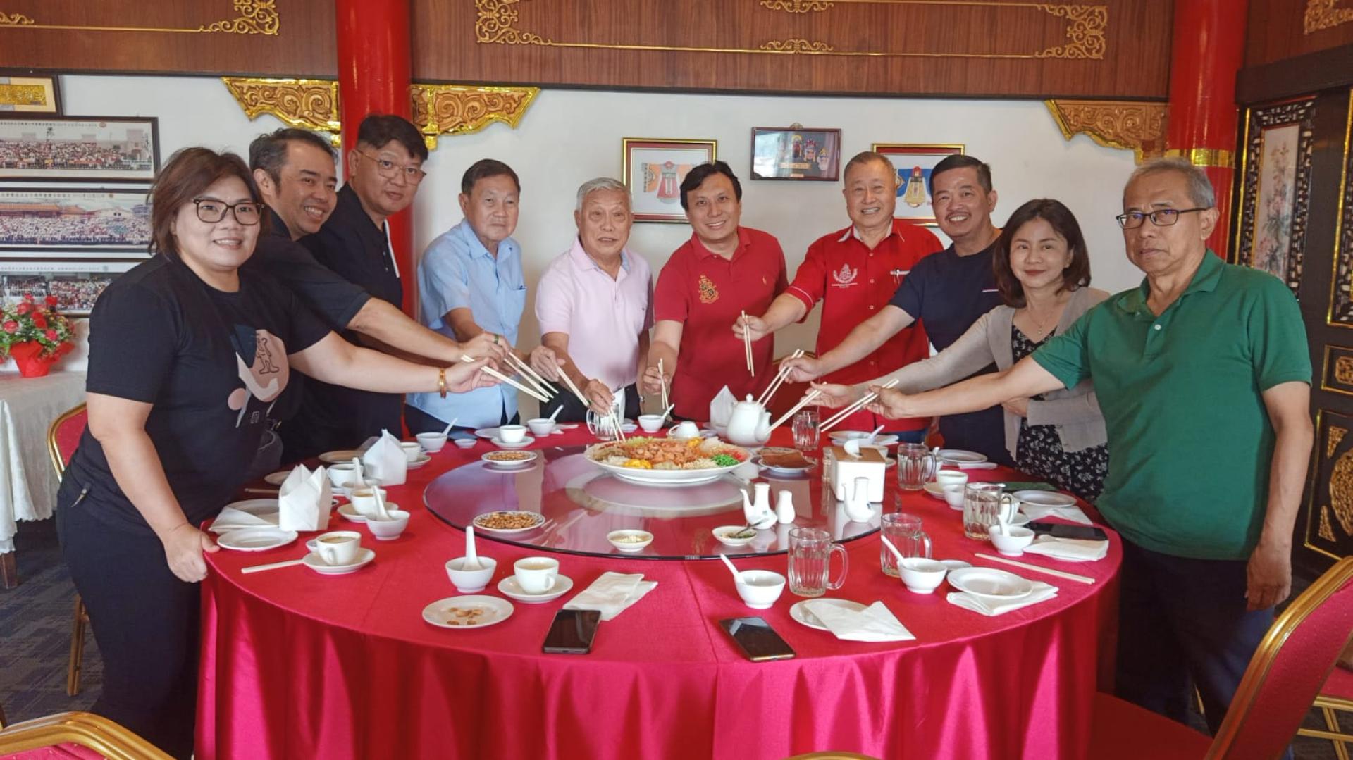 右四起为好友拿督斯里林长镇、丰满楼大酒家有限公司总经理林蝈蝾、该公司东主林载发、好友刘再生、好友黄至平等人在午宴上一同“捞生”