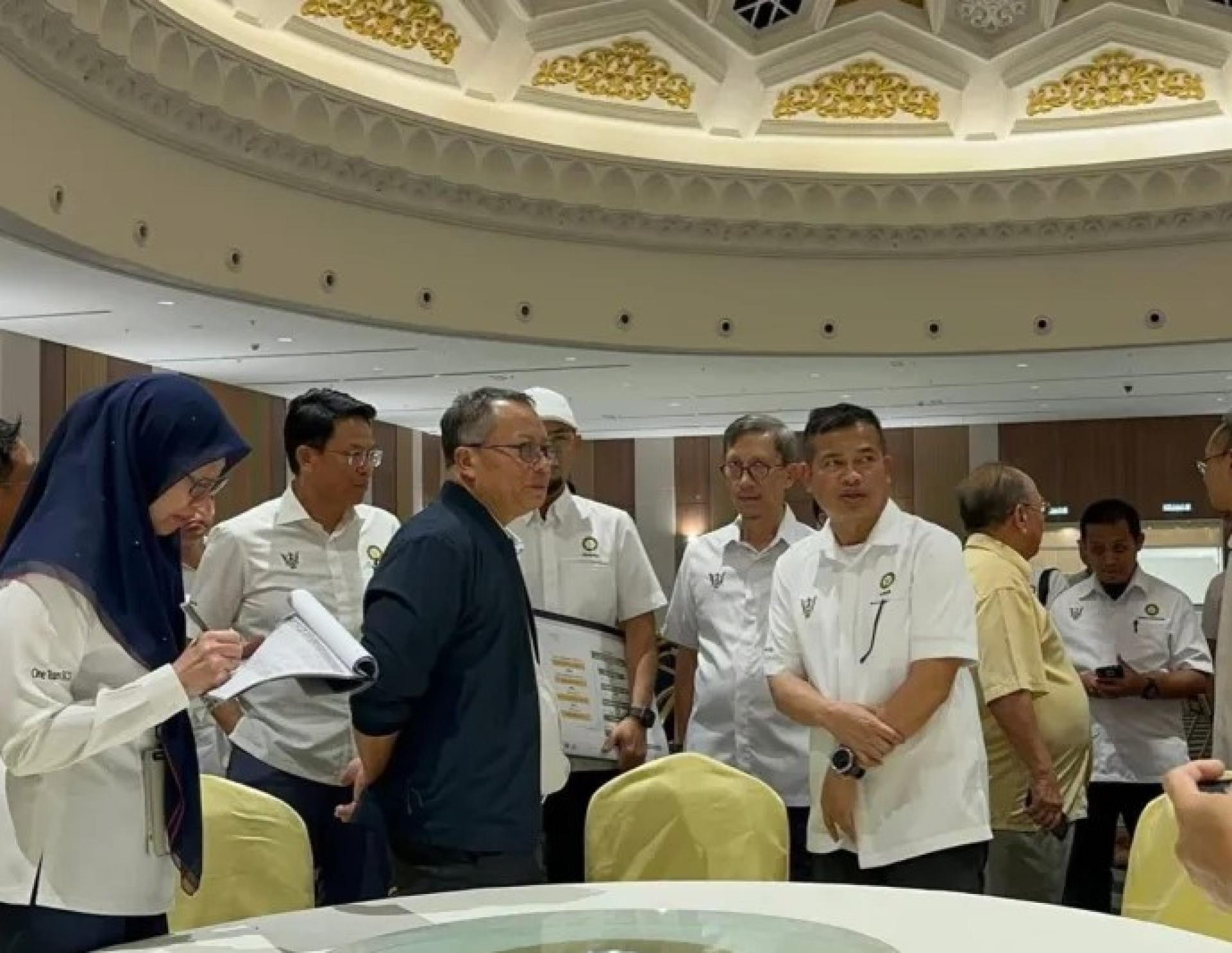 2026年1月24日，阿布巴卡（前排左2）视察老越行政办公大楼。