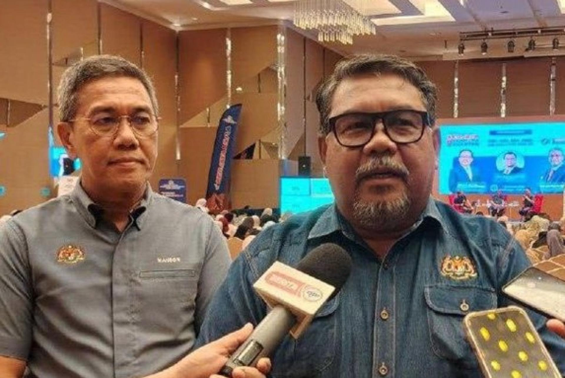 阿末再拉尼对记者发表谈话。