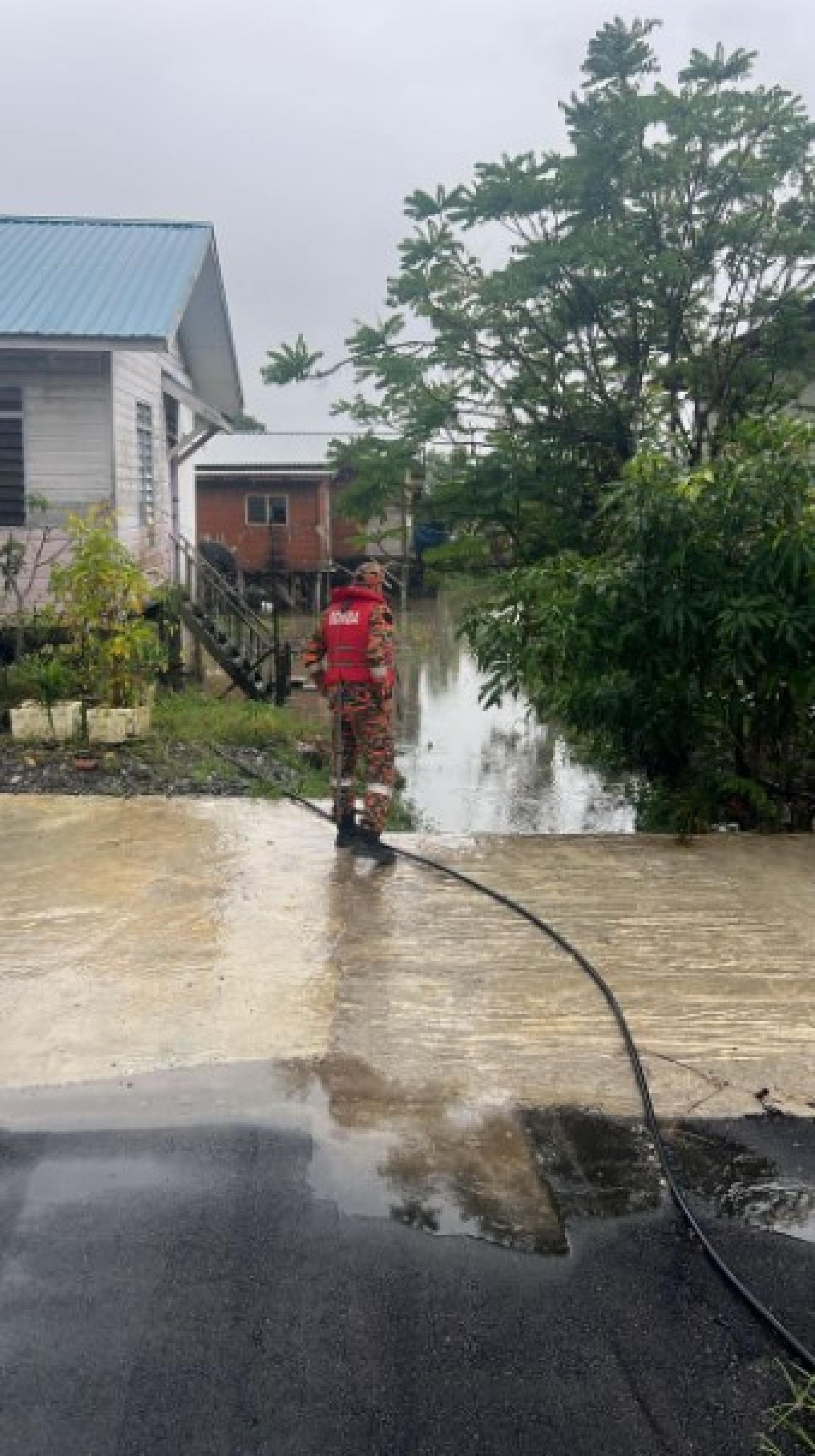 消拯员今日巡逻水灾高风险地区时的情况。