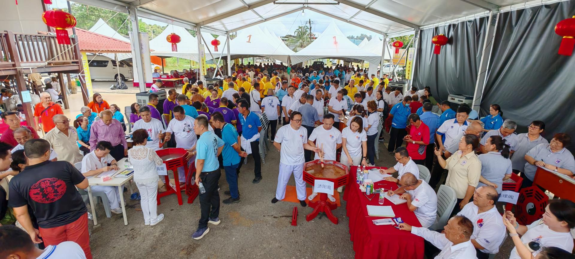 济泽阁创阁一周年庆典上举行特鸾会柳活动，海内外鸾堂踊跃参与，场面热烈。