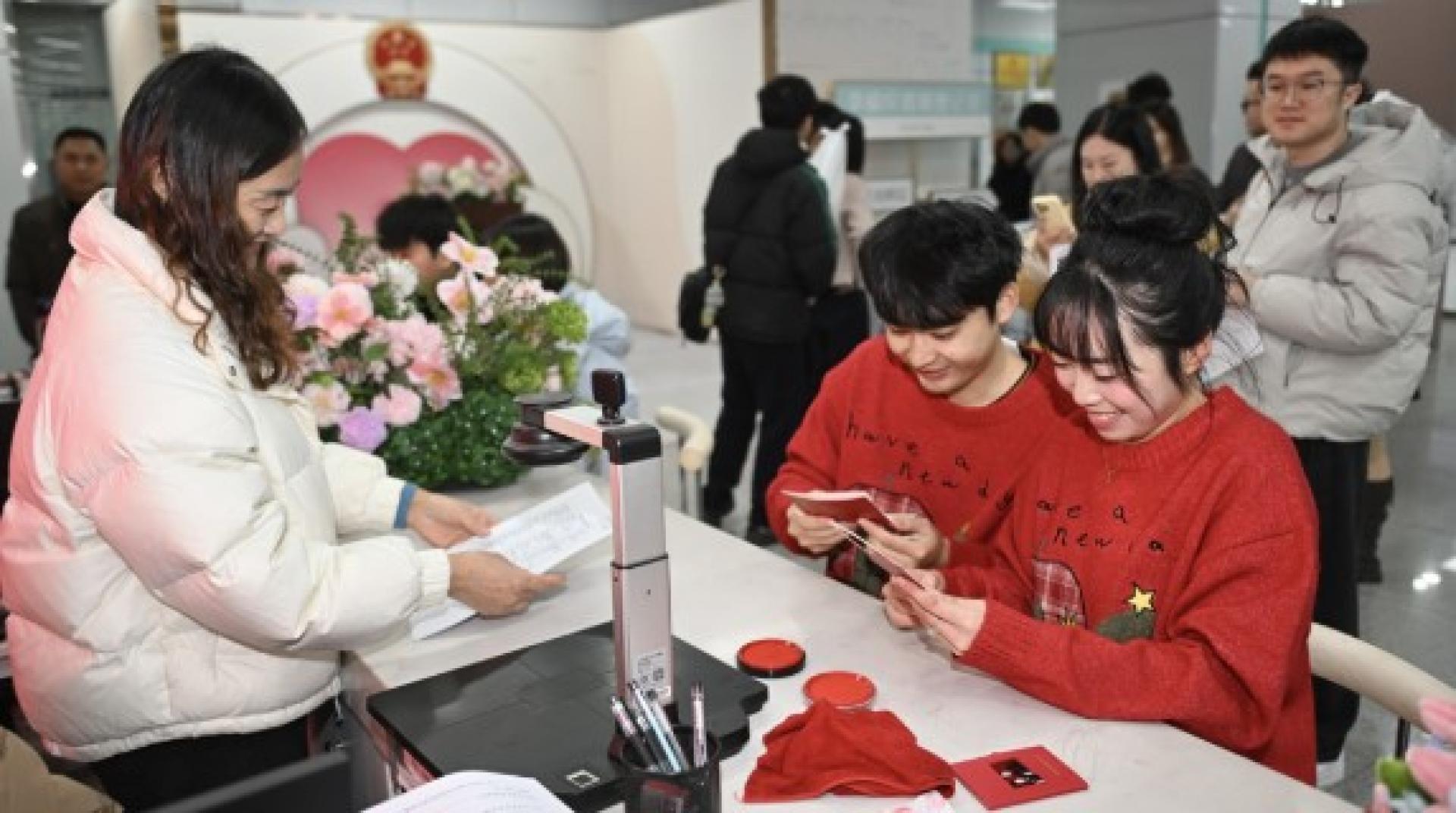 一对新人在安徽肥西县民政局办理结婚证。（示意图）