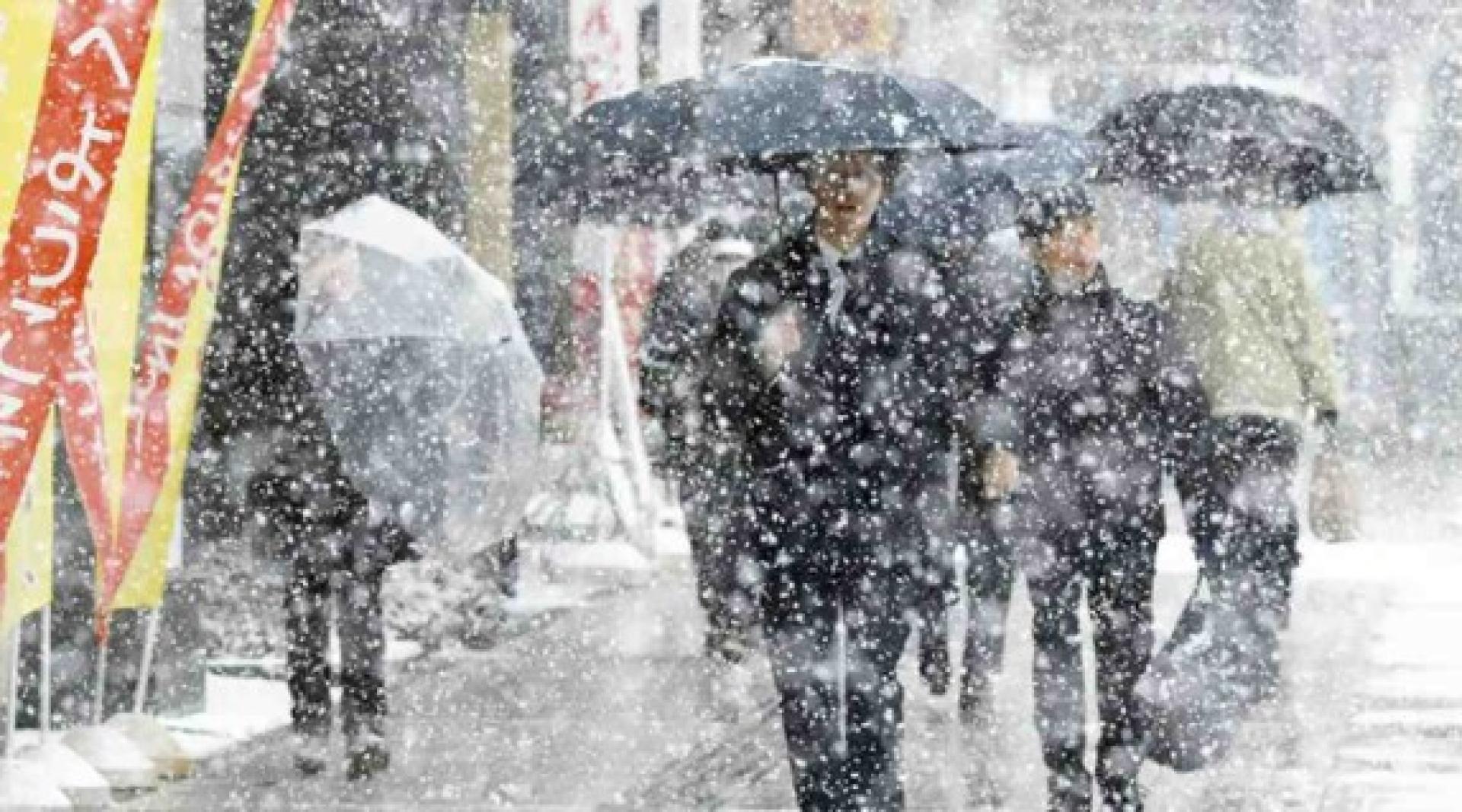 日本多地受暴雪吹袭，气温严寒。