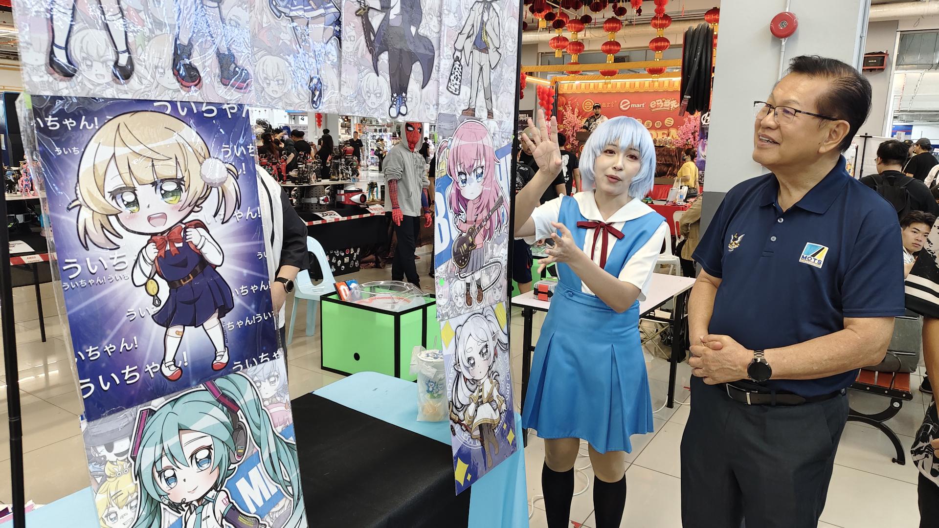 李景胜（右）巡视角色扮演展览。