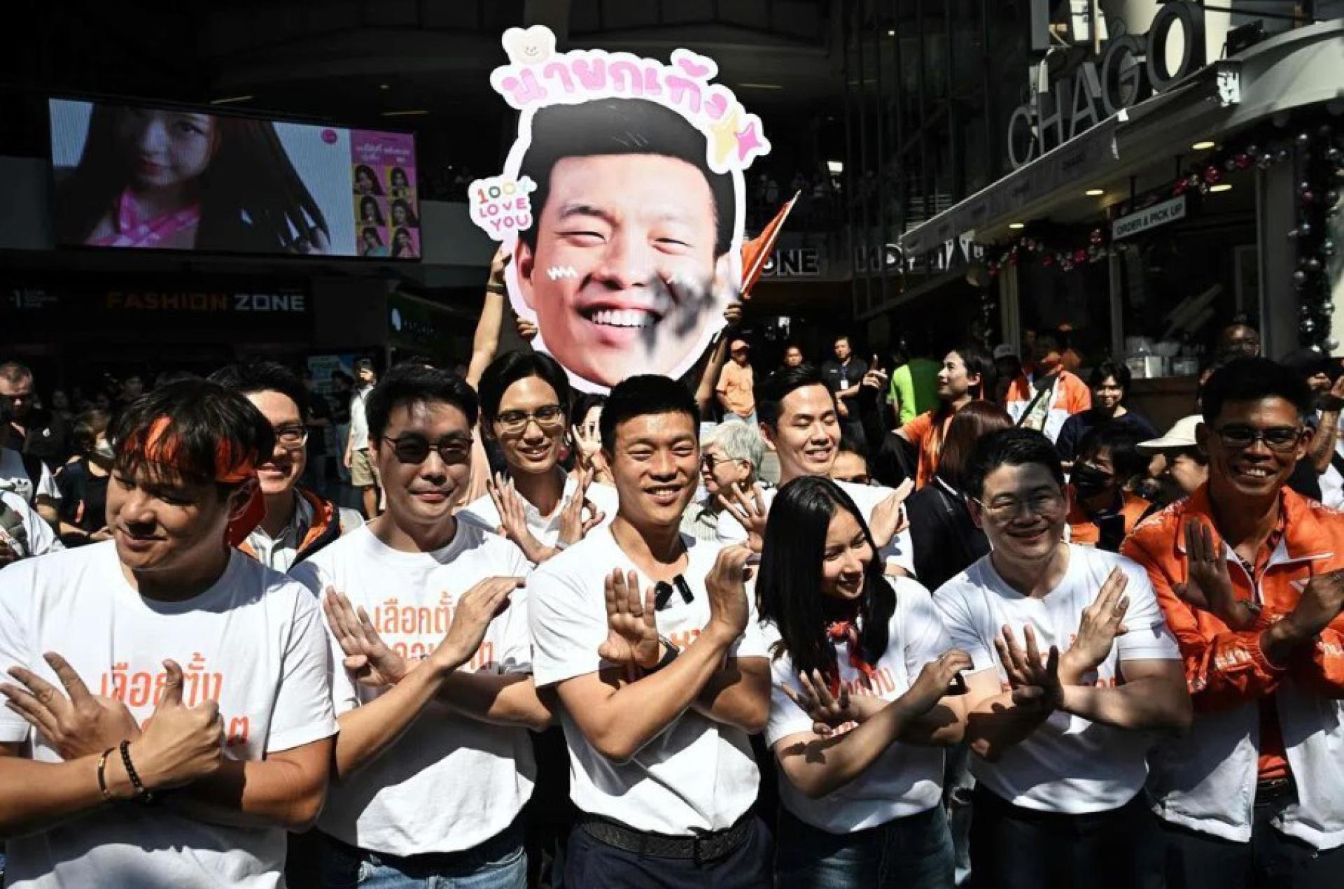 泰国人民党党魁及首相候选人那他蓬（中）在多个民调中领跑，人民党的竞选活动也经常吸引大批支持者出席，以年轻人居多。