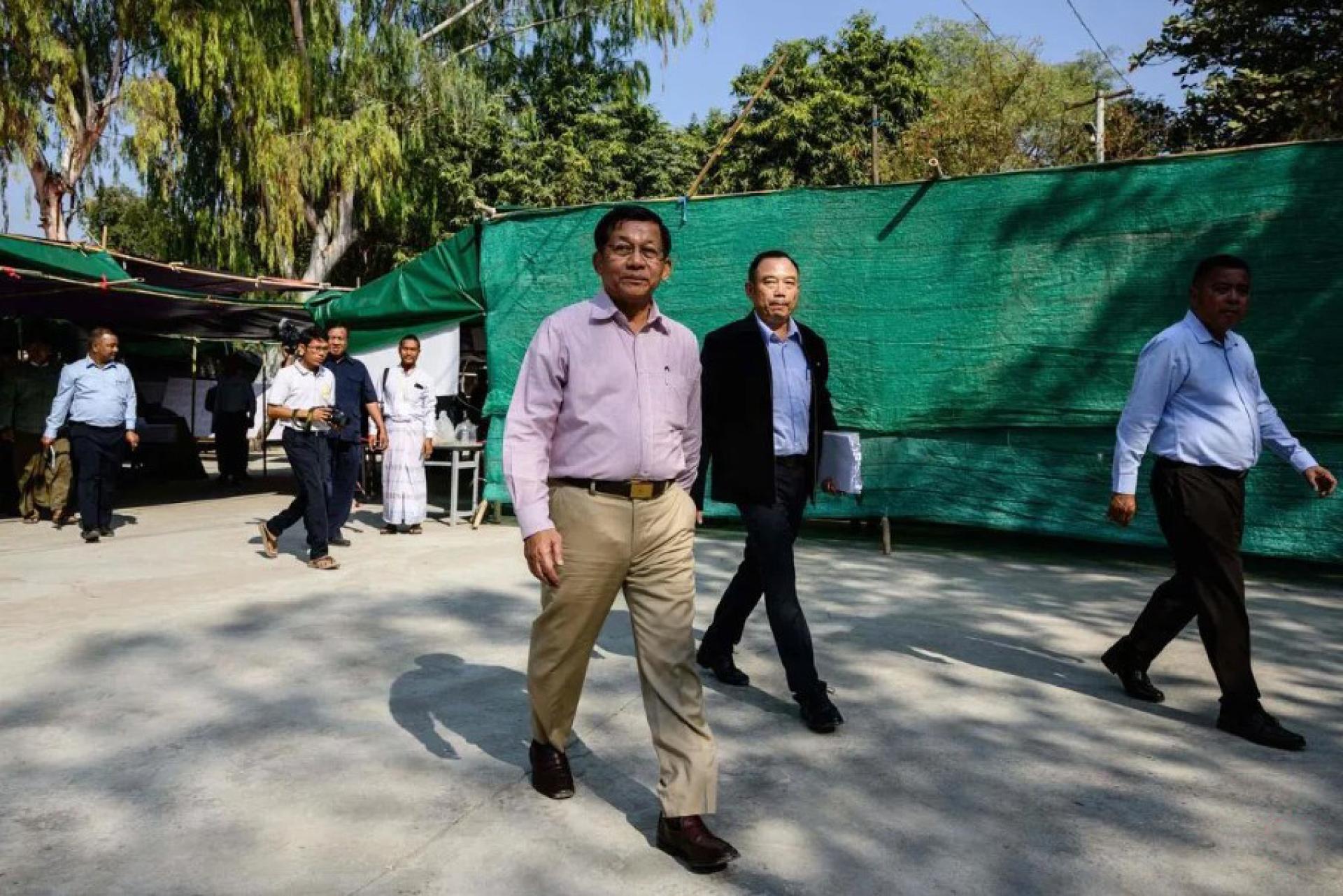 缅甸军方领导人敏昂莱（中）星期天（1月25日）在曼德勒一个投票站，视察缅甸大选最后阶段的投票情况。