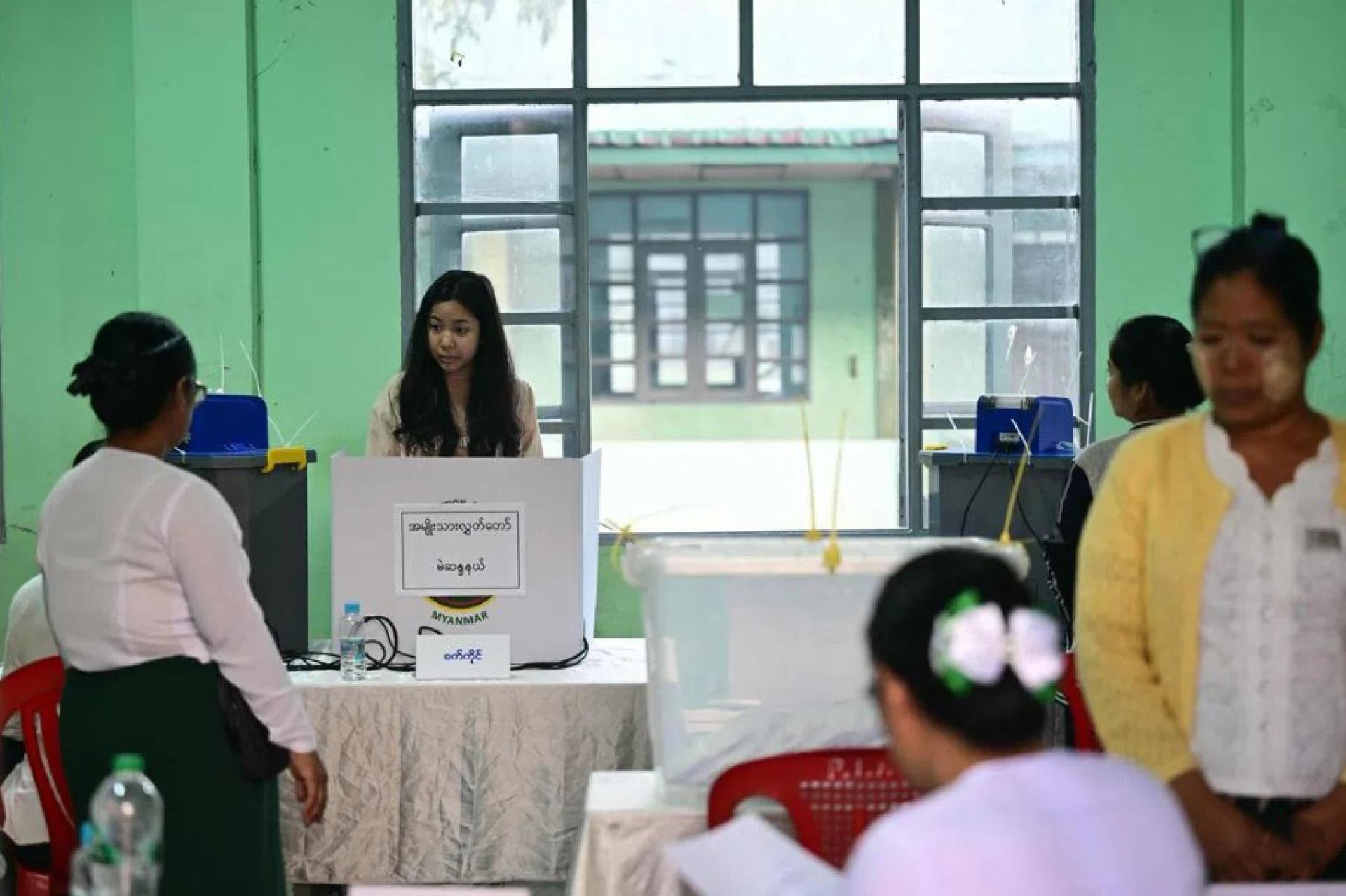缅甸为期将近一个月的全国大选星期天（1月25日）举行第三阶段，也是最后阶段的投票。仰光地区的选民当天一早就前往投票站投票。