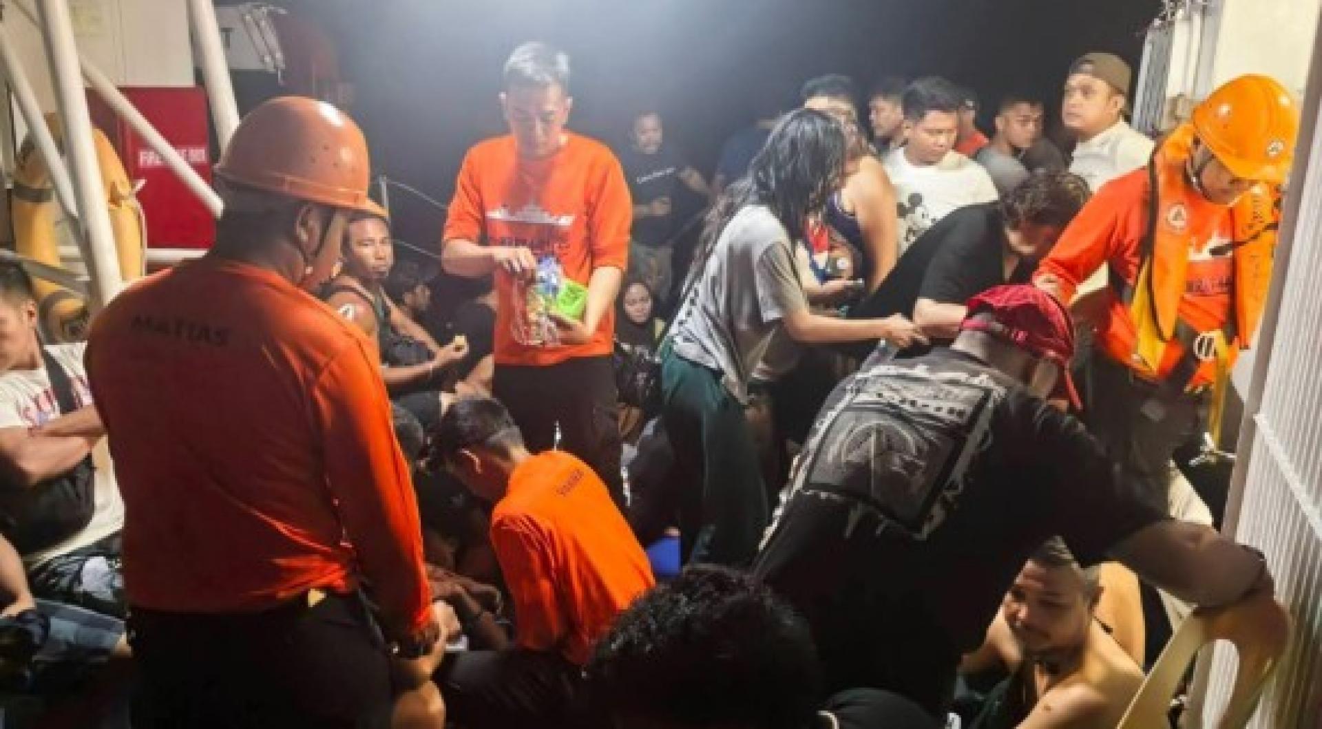 渡轮沉没后，有上百人下落不明。