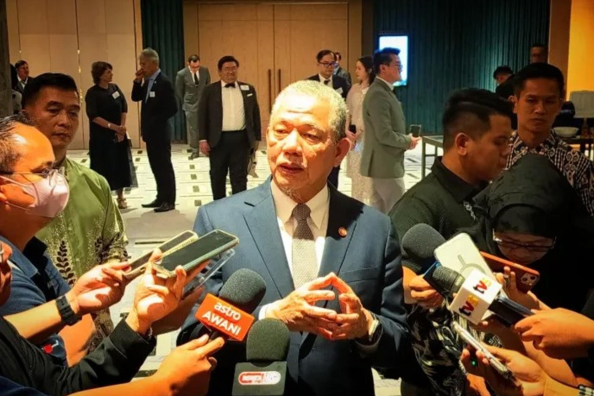 法迪拉于2026年1月25日在古晋铂尔曼酒店，出席由马来西亚牛津与剑桥大学校友网络主办的“无界视野：砂拉越炉边对话——志向与影响”活动后，接受媒体提问。