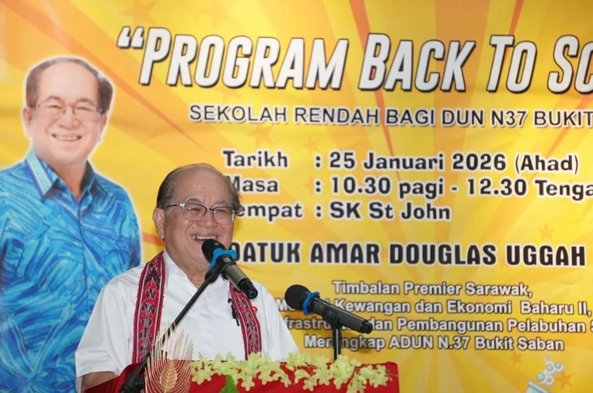 道格拉斯在返校助学计划活动上致辞。