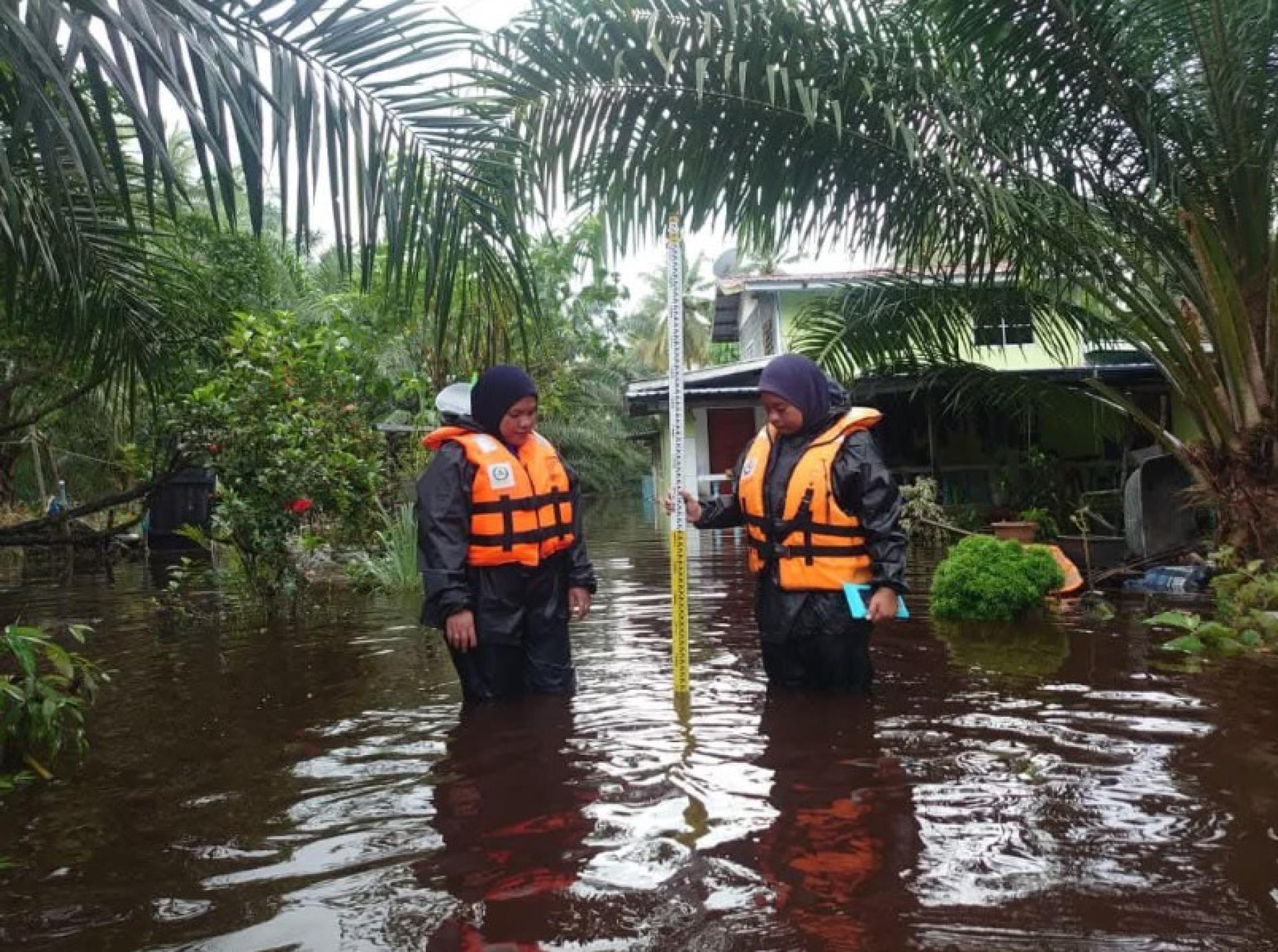 APM成员监控塞鲁尤村河水上涨情况。